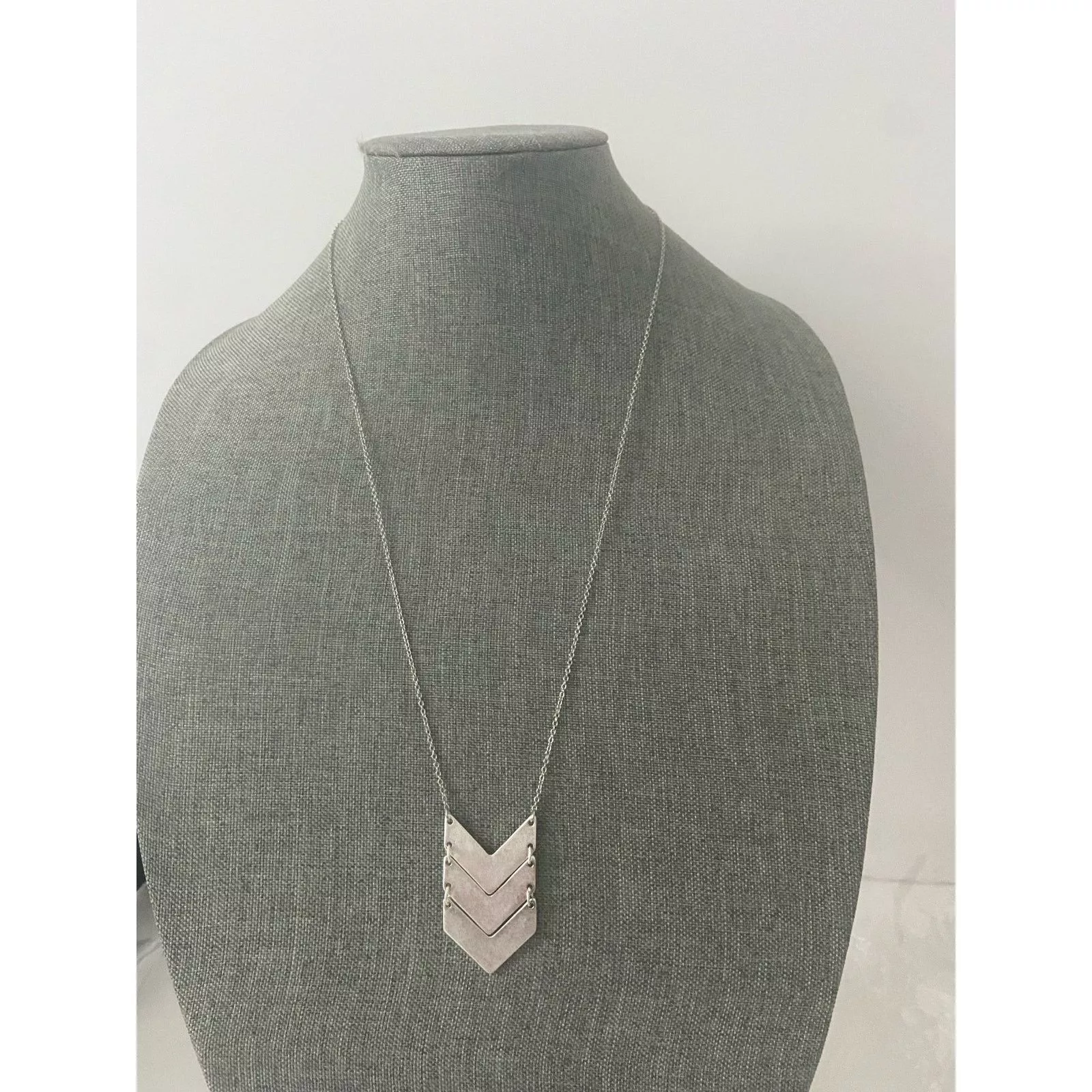 Other Necklaces Other Pretty arrowhead necklace brushed silver tone