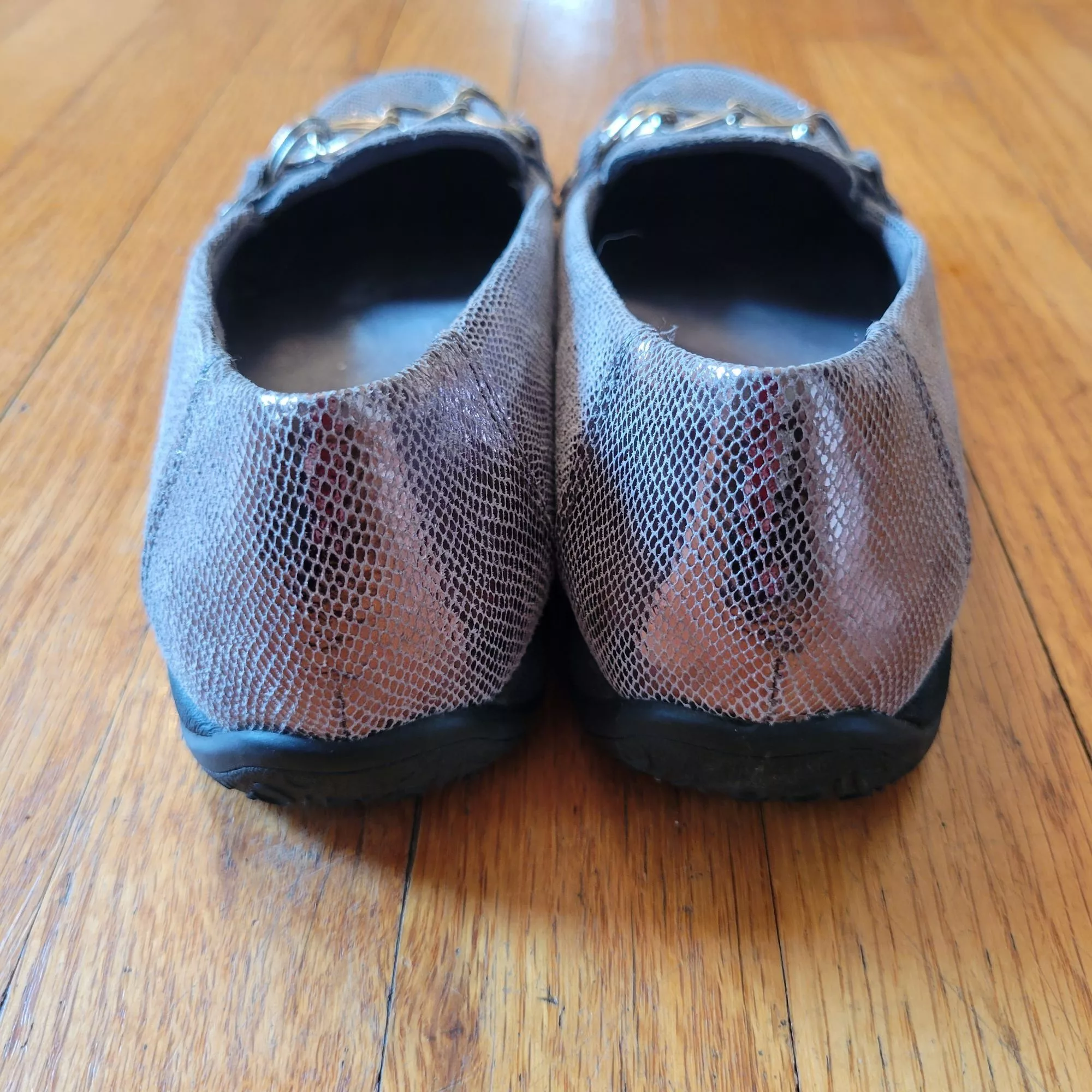 Vionic Flats Vionic Orthaheel Loafers 6.5 Gray Snake Print ALDA Pewter Me