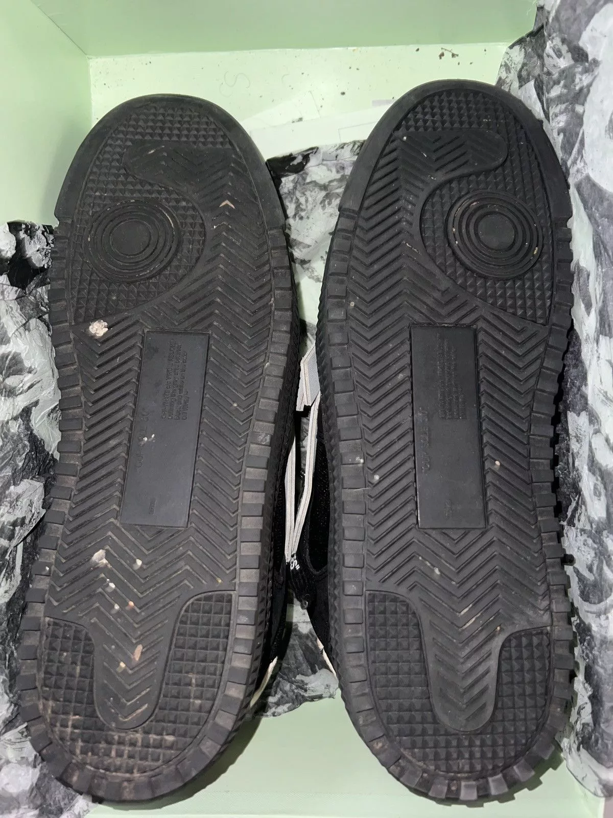 Off-White Low Top Sneakers Off-White FLOATING ARROW SUEDE SNEAK BLACK WHITE