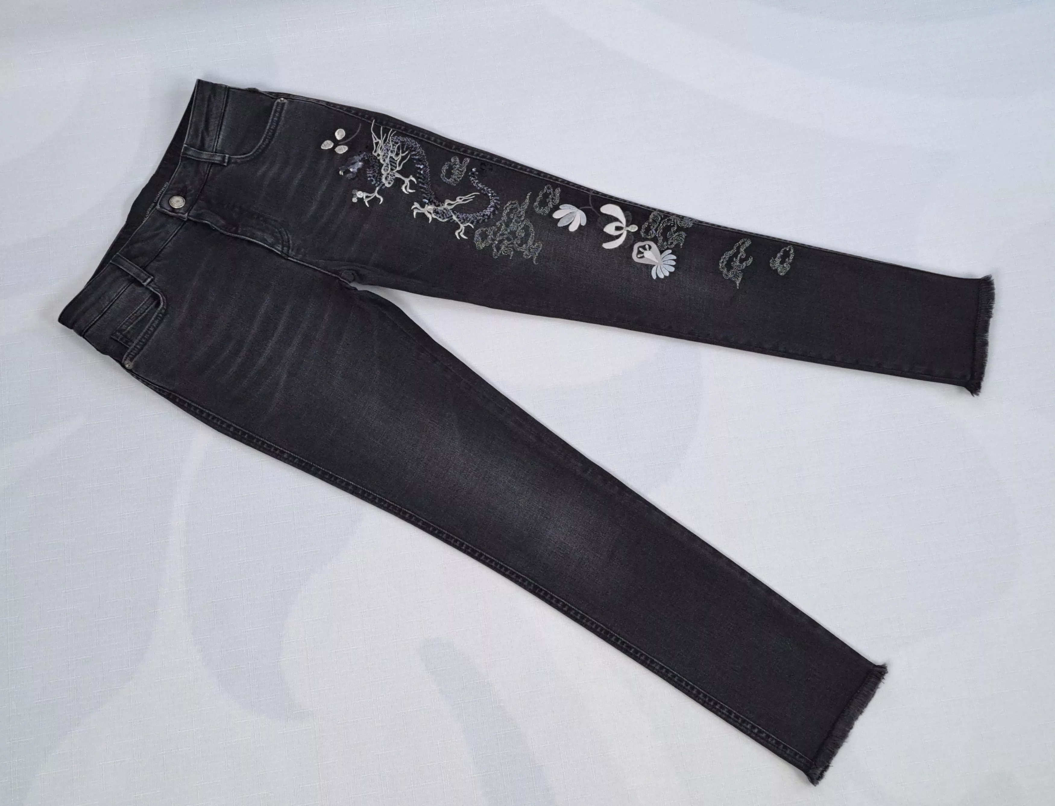 Ermanno Scervino Jeans Ermanno Scervino embroidered dragon slim jeans. Size 38IT Gray