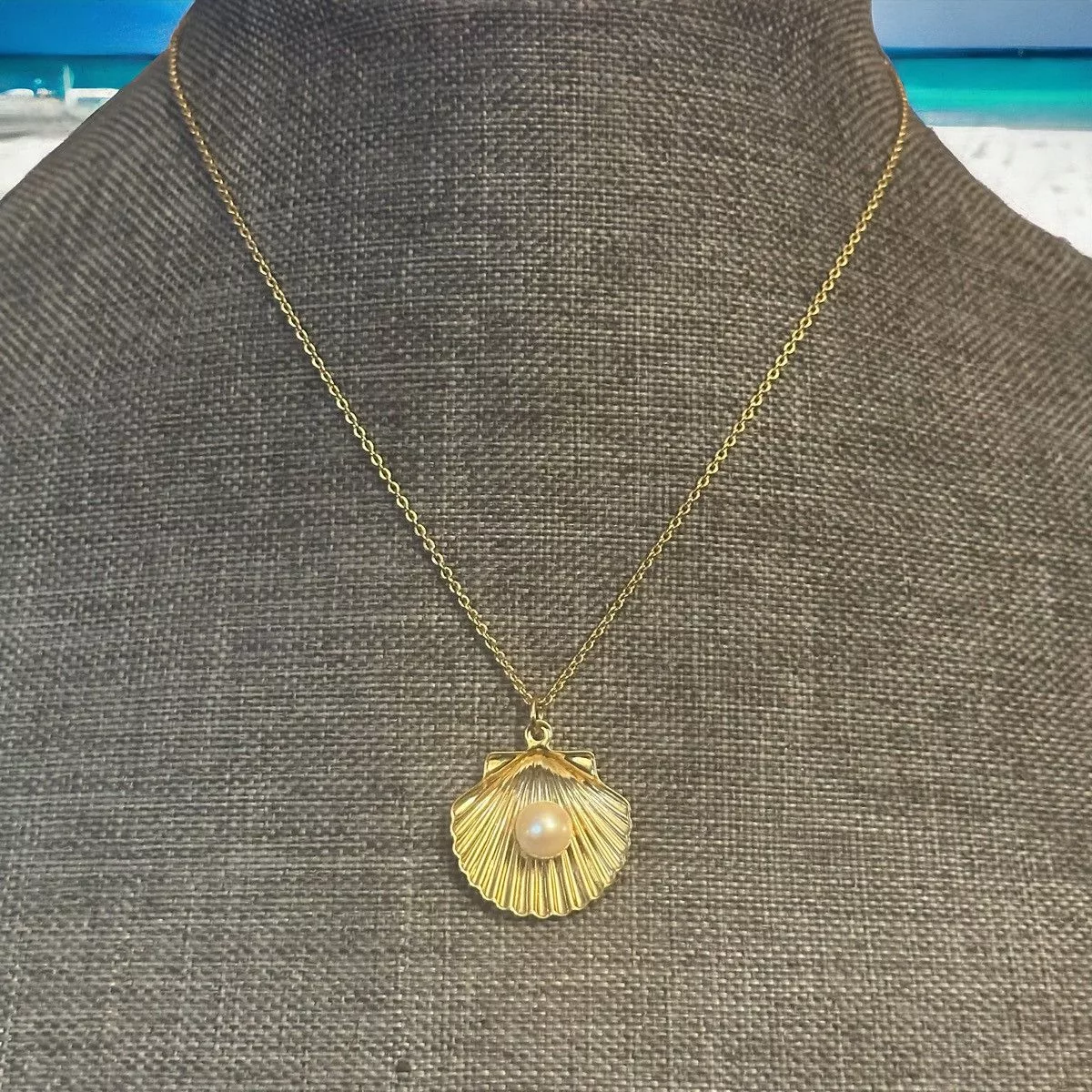 Vintage Necklaces Vintage clam shell with pearl pendant necklace Gold
