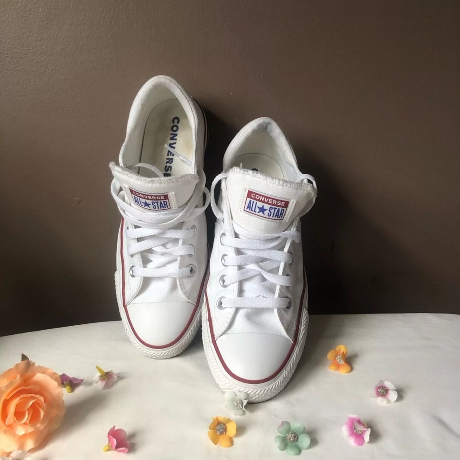 Converse Low Top Sneakers Converse shoes chucks white low top size 8