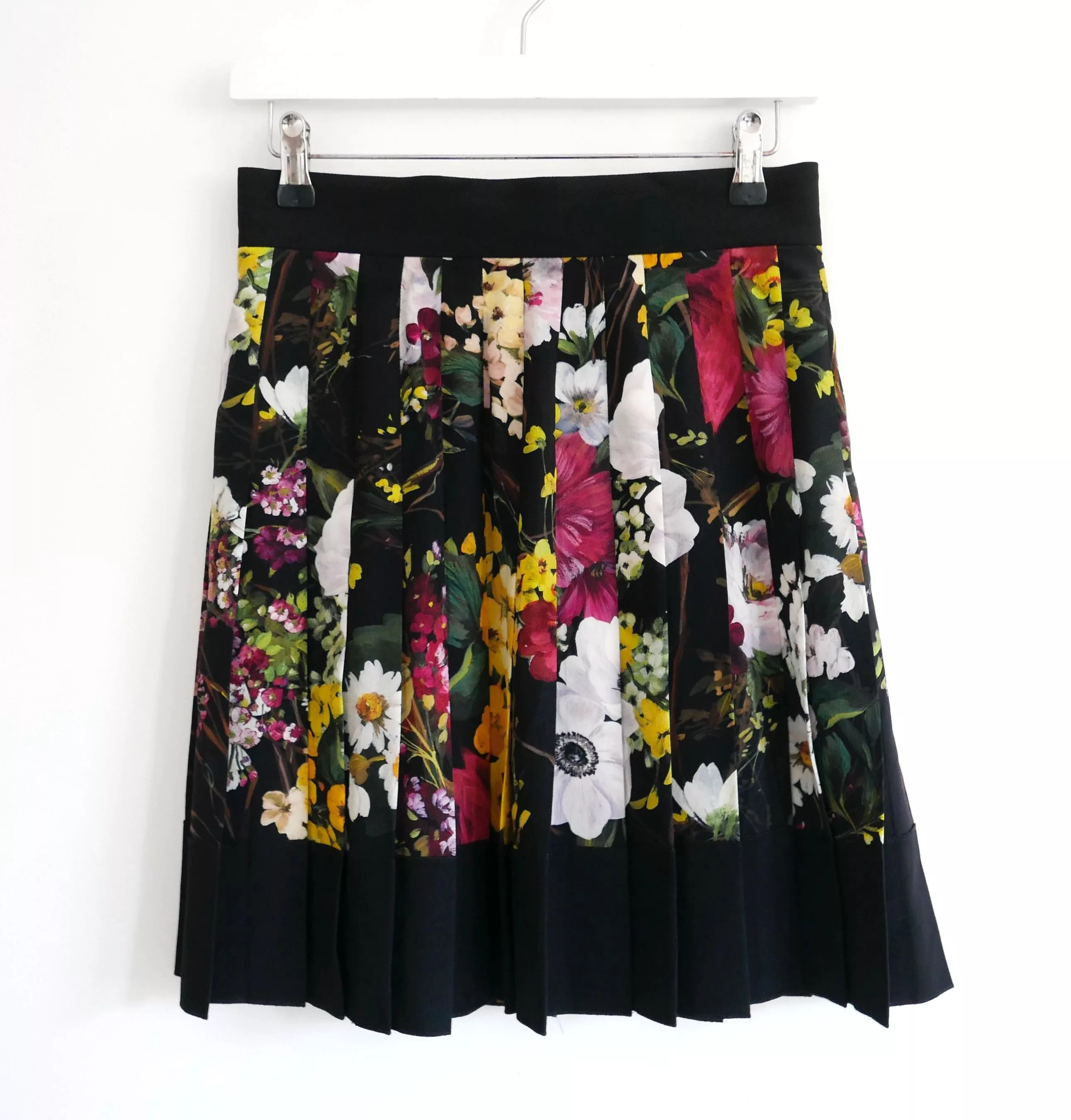 Dolce & Gabbana Mini Skirts Dolce & Gabbana pleated floral print short skirt Black