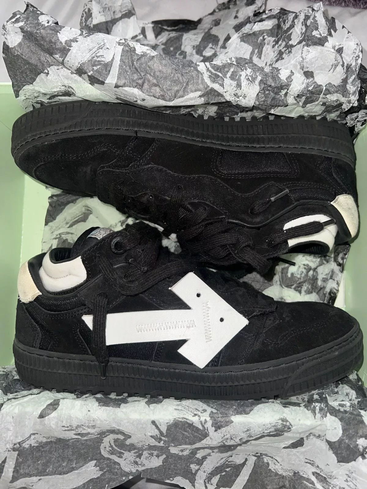 Off-White Low Top Sneakers Off-White FLOATING ARROW SUEDE SNEAK BLACK WHITE