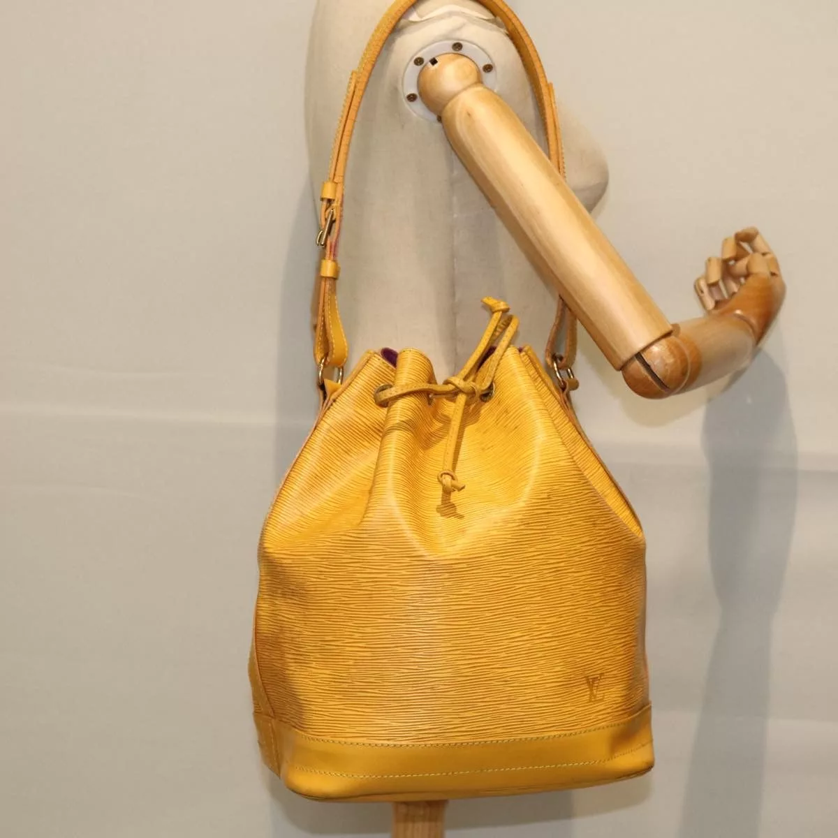 Louis Vuitton Shoulder Bags Louis Vuitton Noé shoulder Yellow
