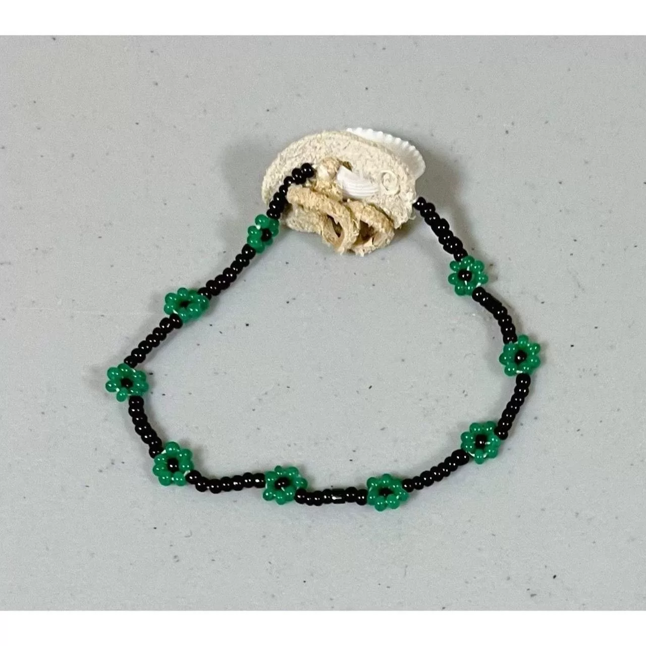 Handmade Bracelets Handmade × Jewelry × Vintage Black Green Daisy Floral Beaded Handmade Bracelet Jewelry 🖤