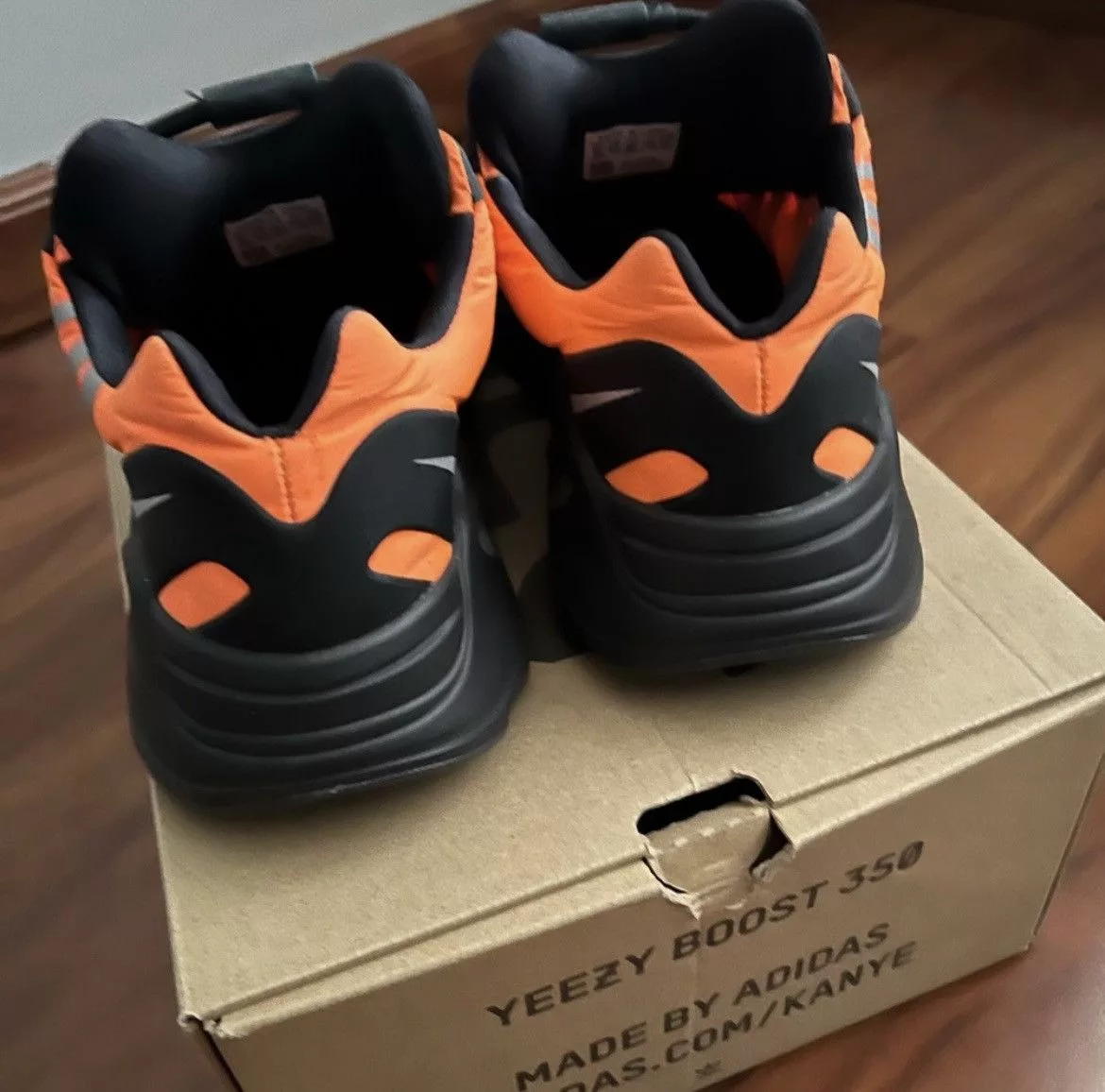 Yeezy Low Top Sneakers Yeezy 700 orange
