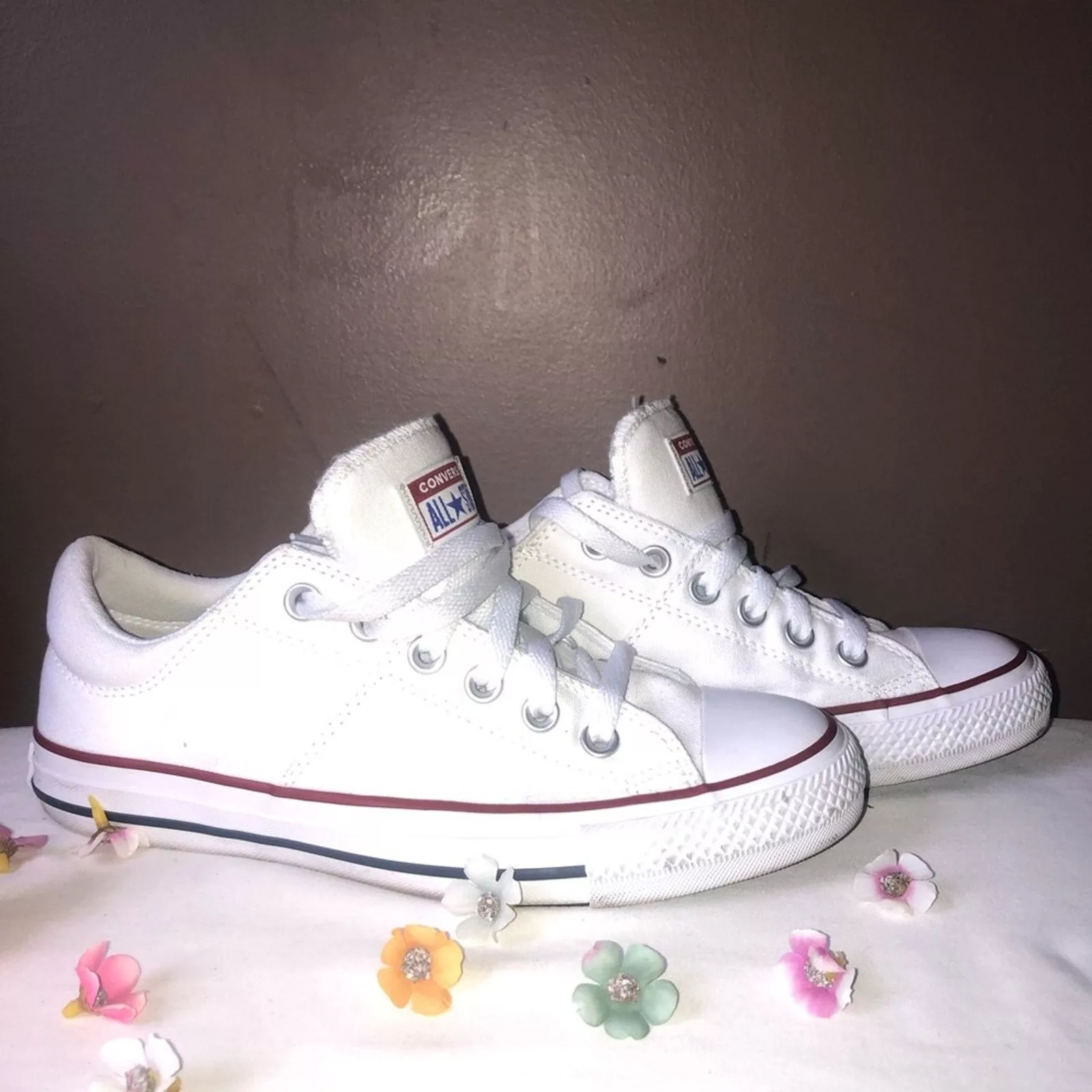 Converse Low Top Sneakers Converse shoes chucks white low top size 8