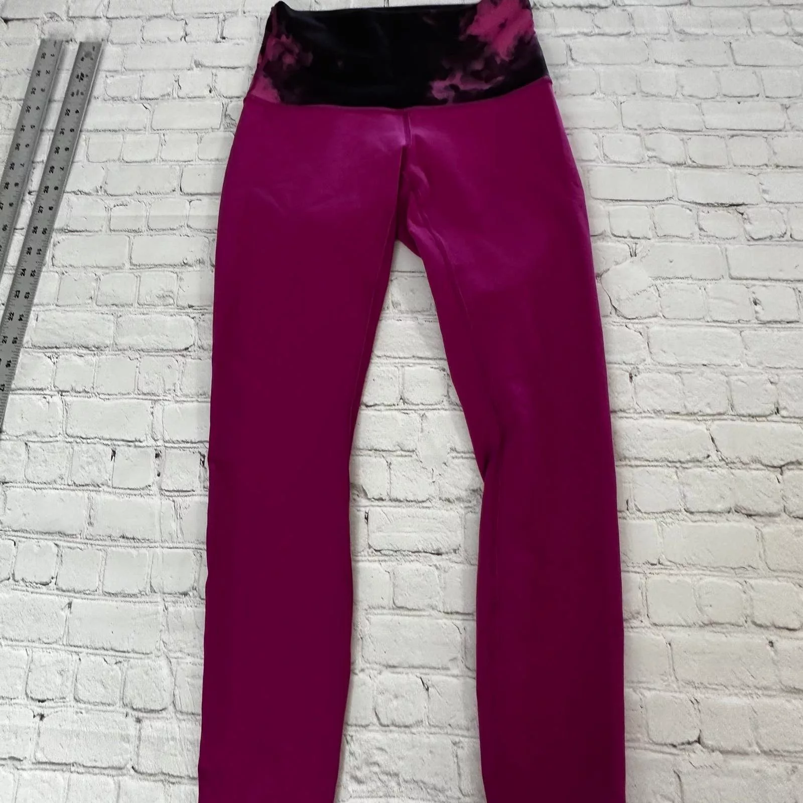 Reversible Lululemon Leggings size 6 Pink