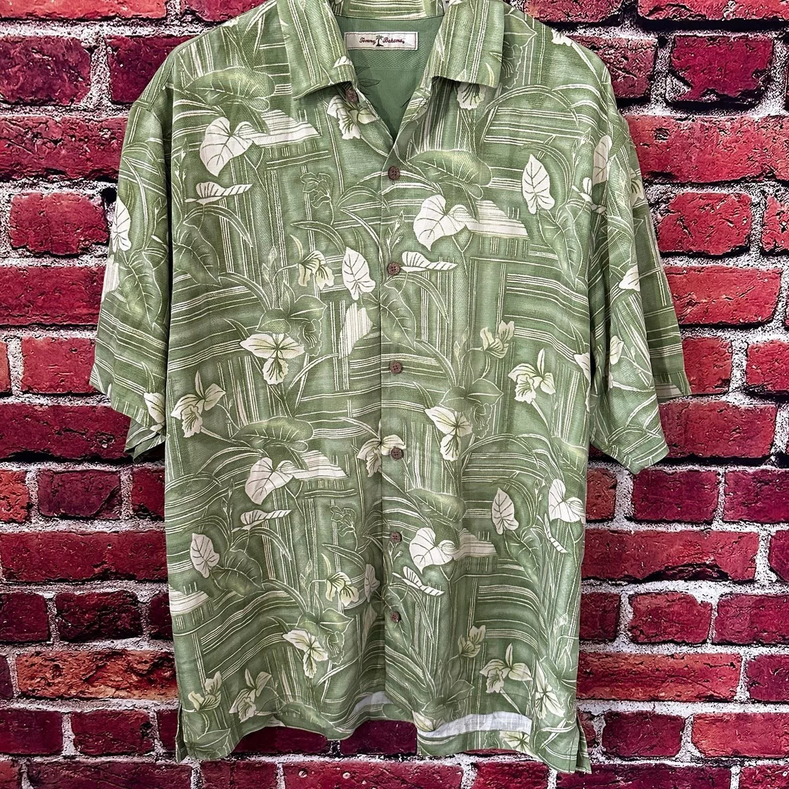 Tommy Bahama Shirts Button Ups Tommy Bahama button-down short sleeve Shirt 100% silk Green