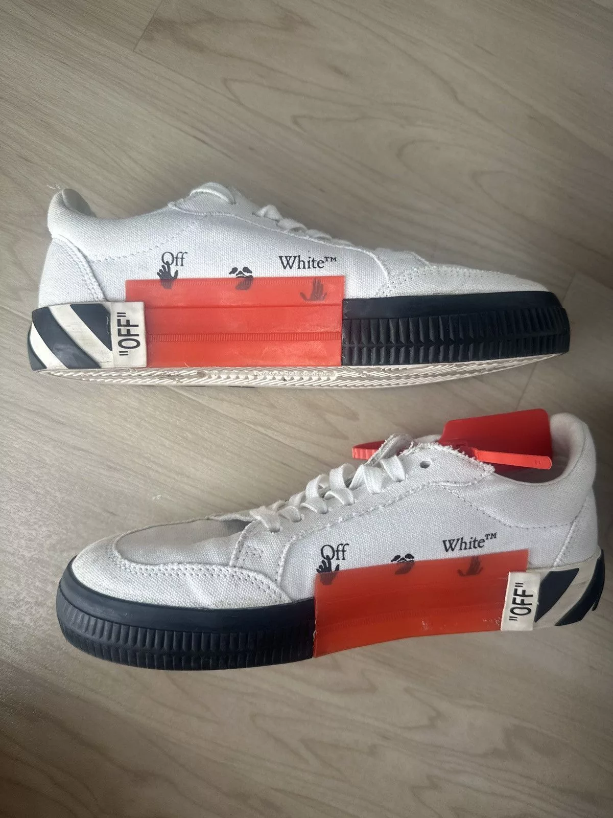 Off-White Low Top Sneakers Off-White Vulcanized Low-Top Sneakers