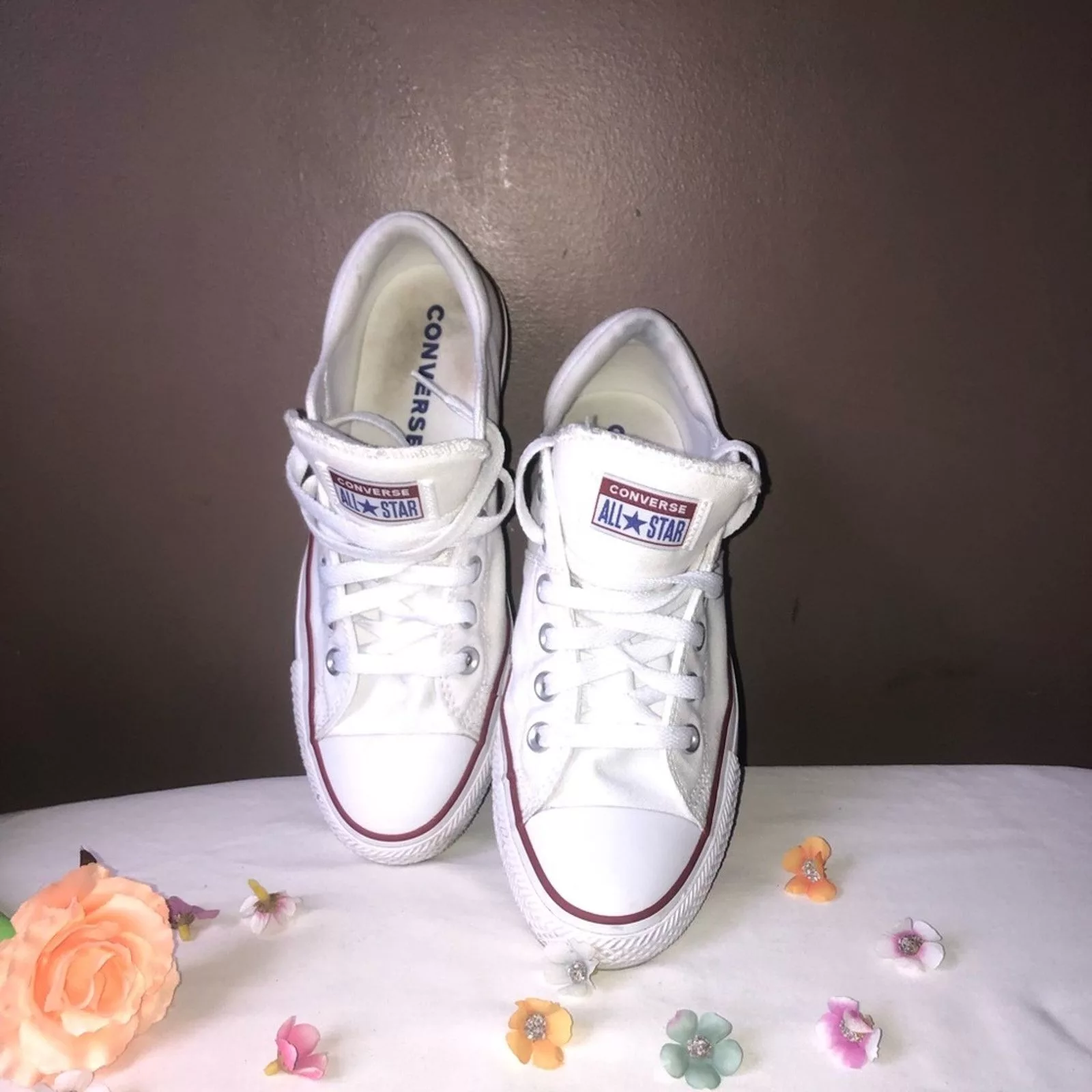 Converse Low Top Sneakers Converse shoes chucks white low top size 8