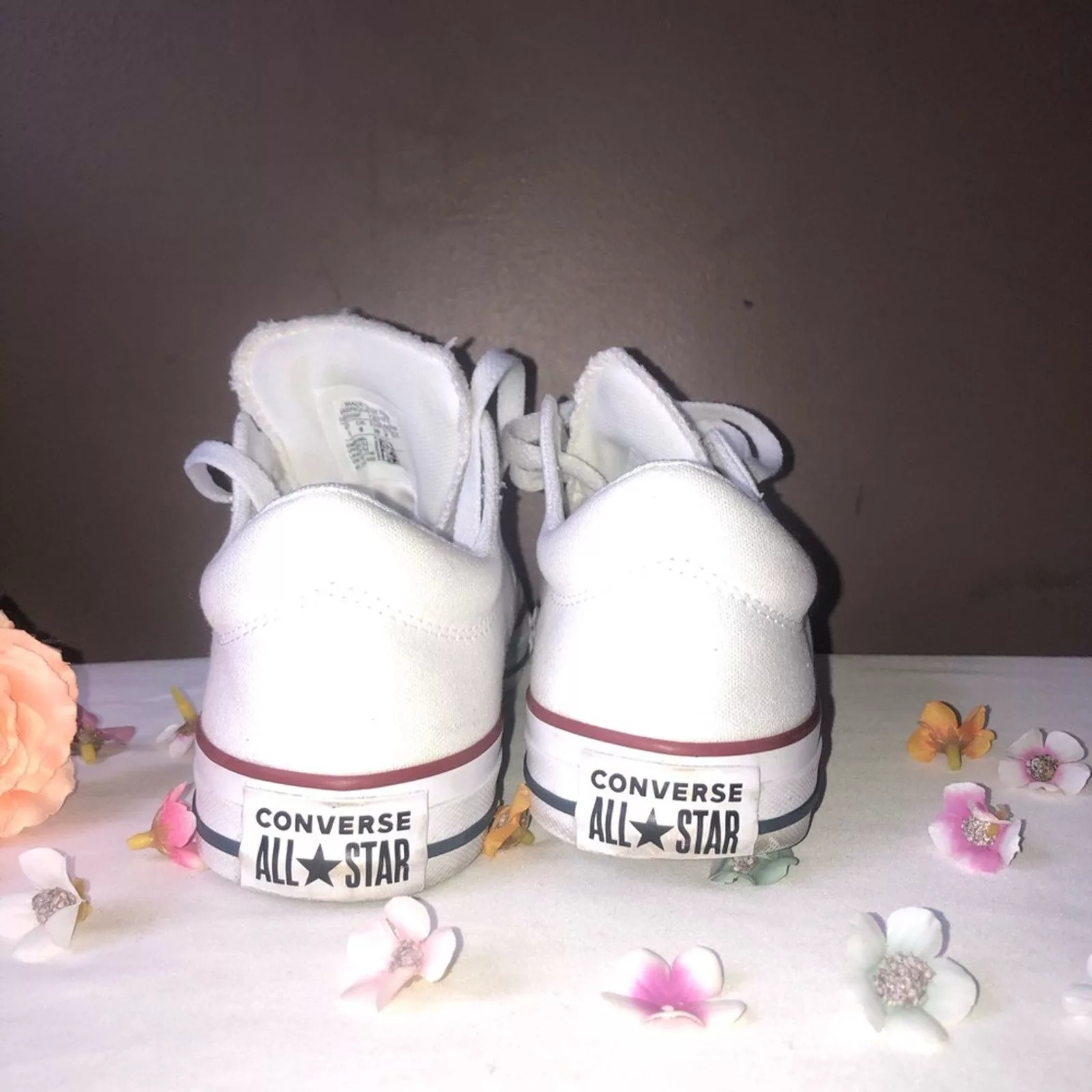 Converse Low Top Sneakers Converse shoes chucks white low top size 8