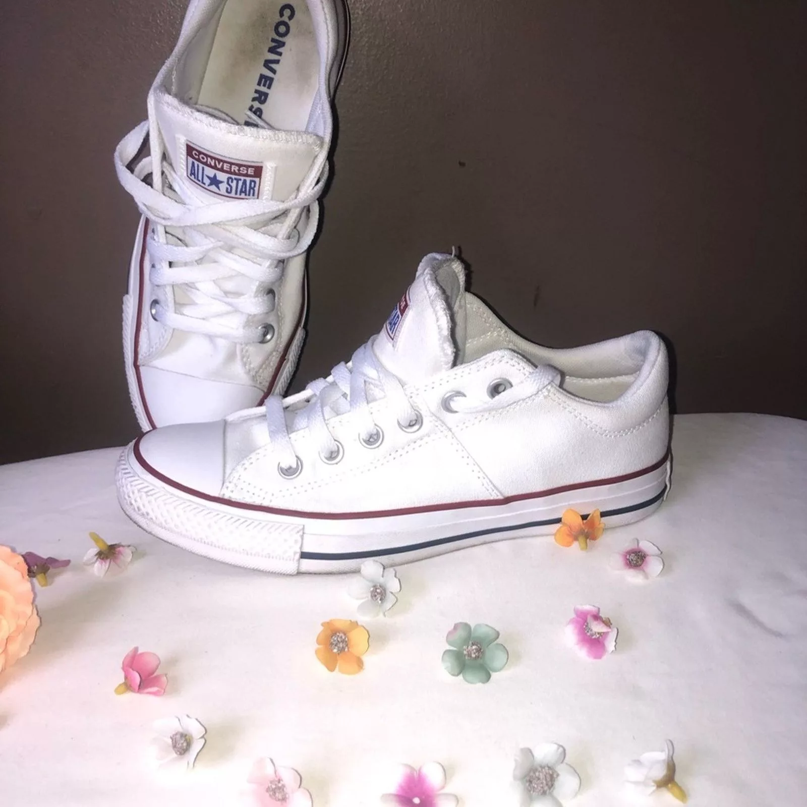Converse Low Top Sneakers Converse shoes chucks white low top size 8