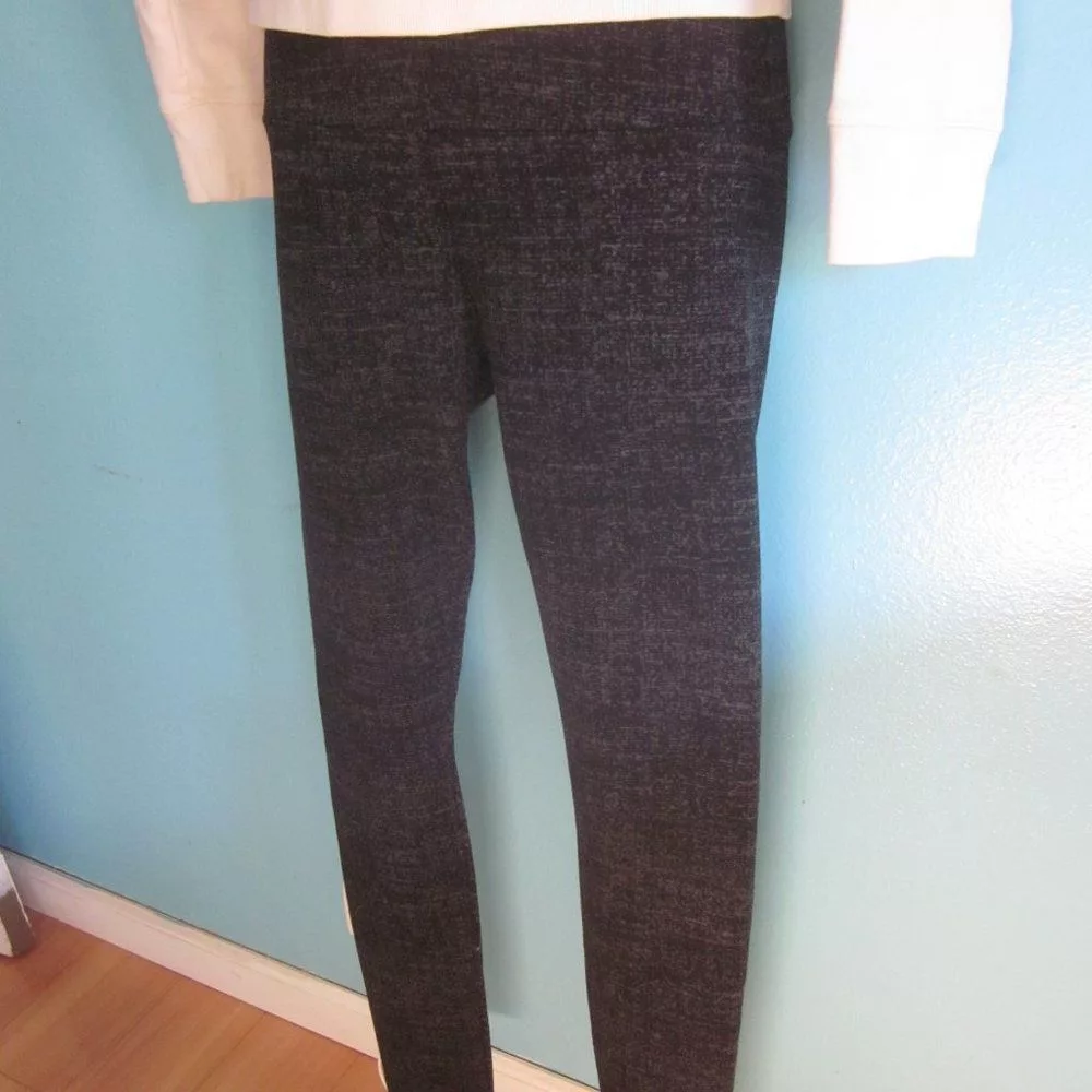 Other Joggers Other Lysse Gray Black Patterned Crop Classic Leggings Size S