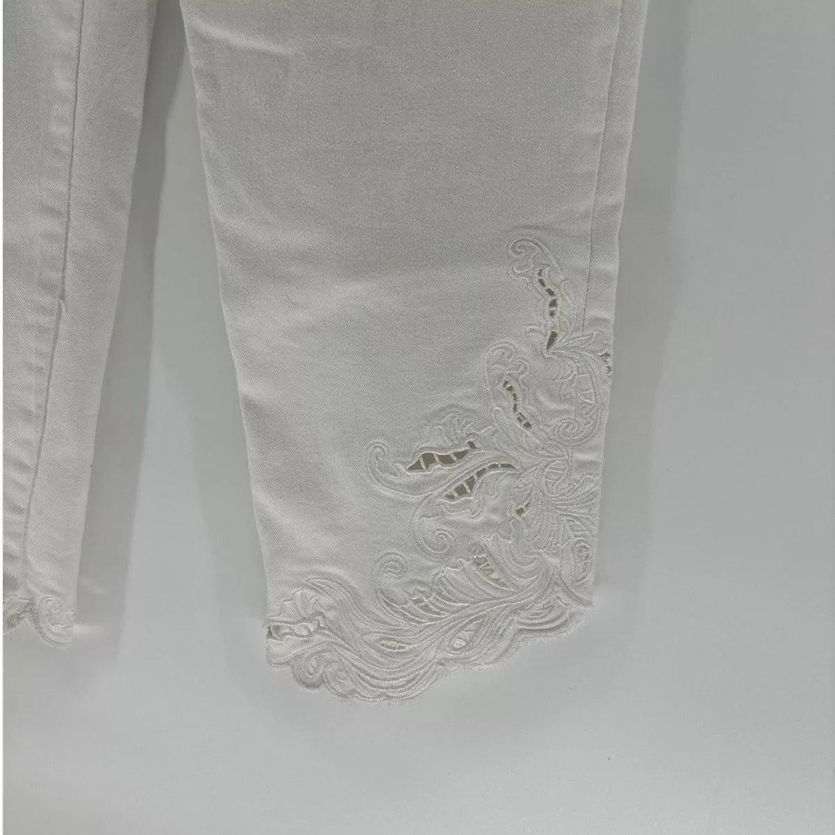 Chicos Pants Chicos Chico's Slim Leg crop pants size 8/Chico size 1 White