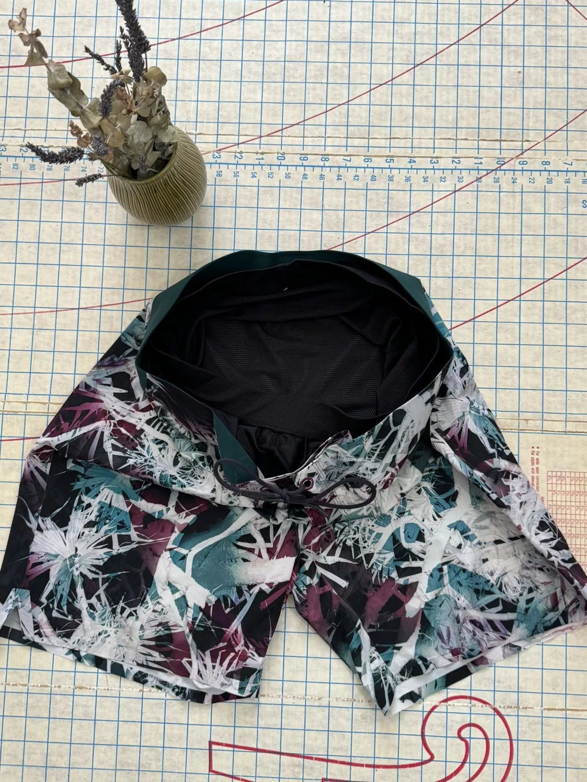 Lululemon Shorts Lululemon El Current Shorts 7” Lined Size 38 Palms Pattern Multi