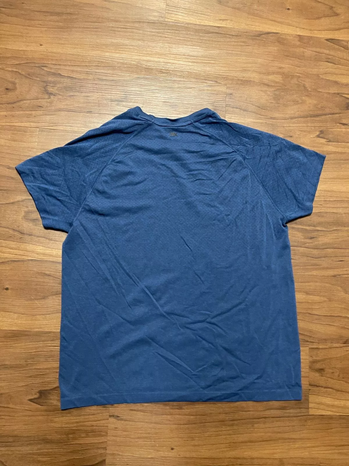 Rhone Short Sleeve T Shirts Rhone workout shirt size large Blue