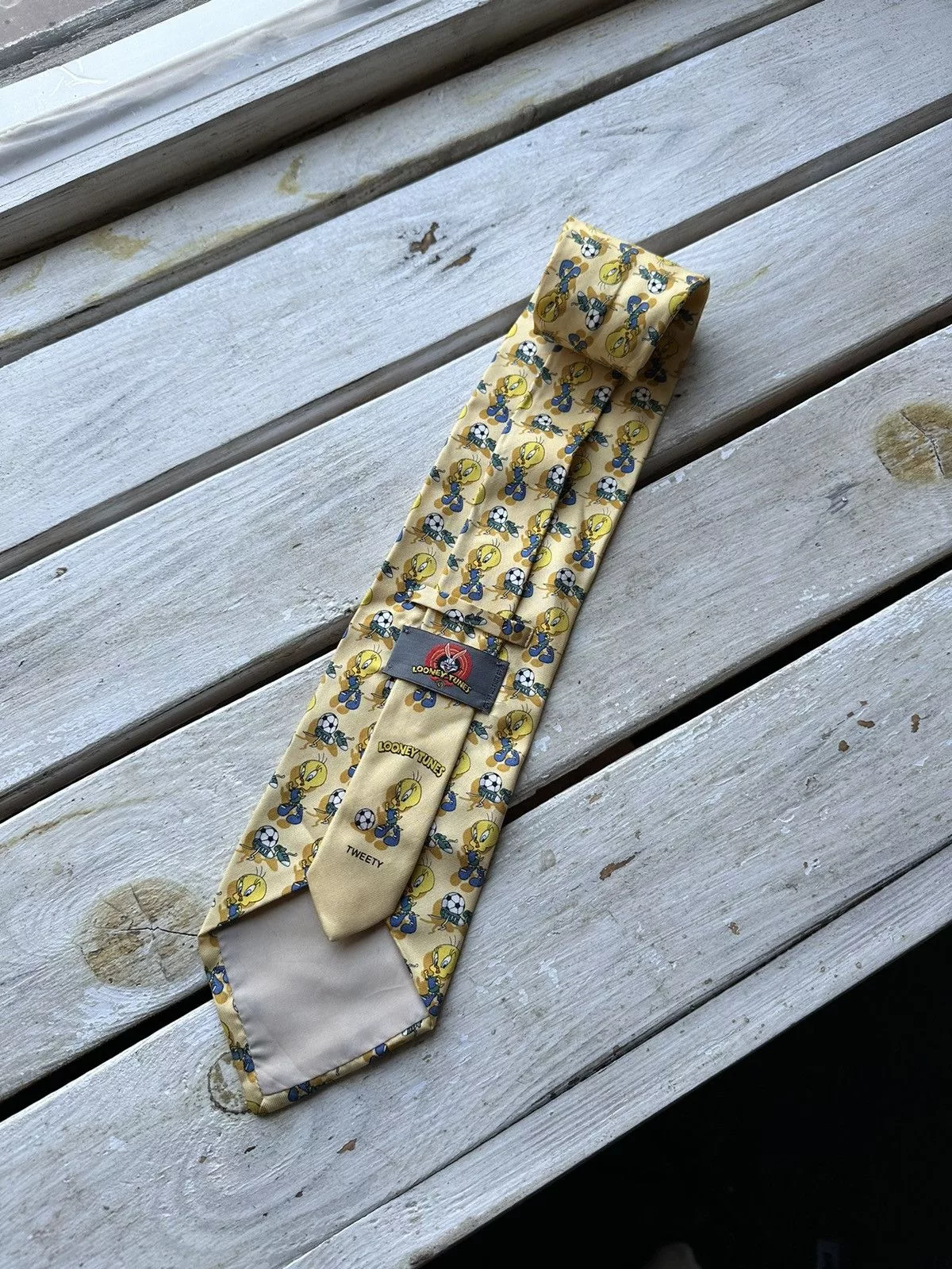Disney Ties Pocketsquares Disney × Vintage vintage 1997 LOONEY TUNES Disney print neck Rare Black tie Yellow