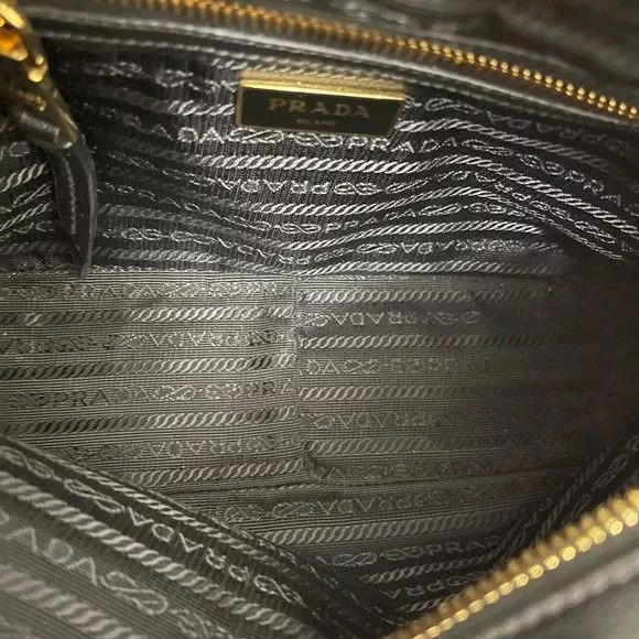 Prada Shoulder Bags Prada o1srvl11e0624 Size: OS / Camera Bag in Black