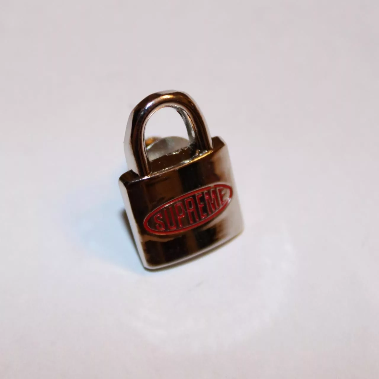 Supreme Supreme Supreme Lock Pin - Silver