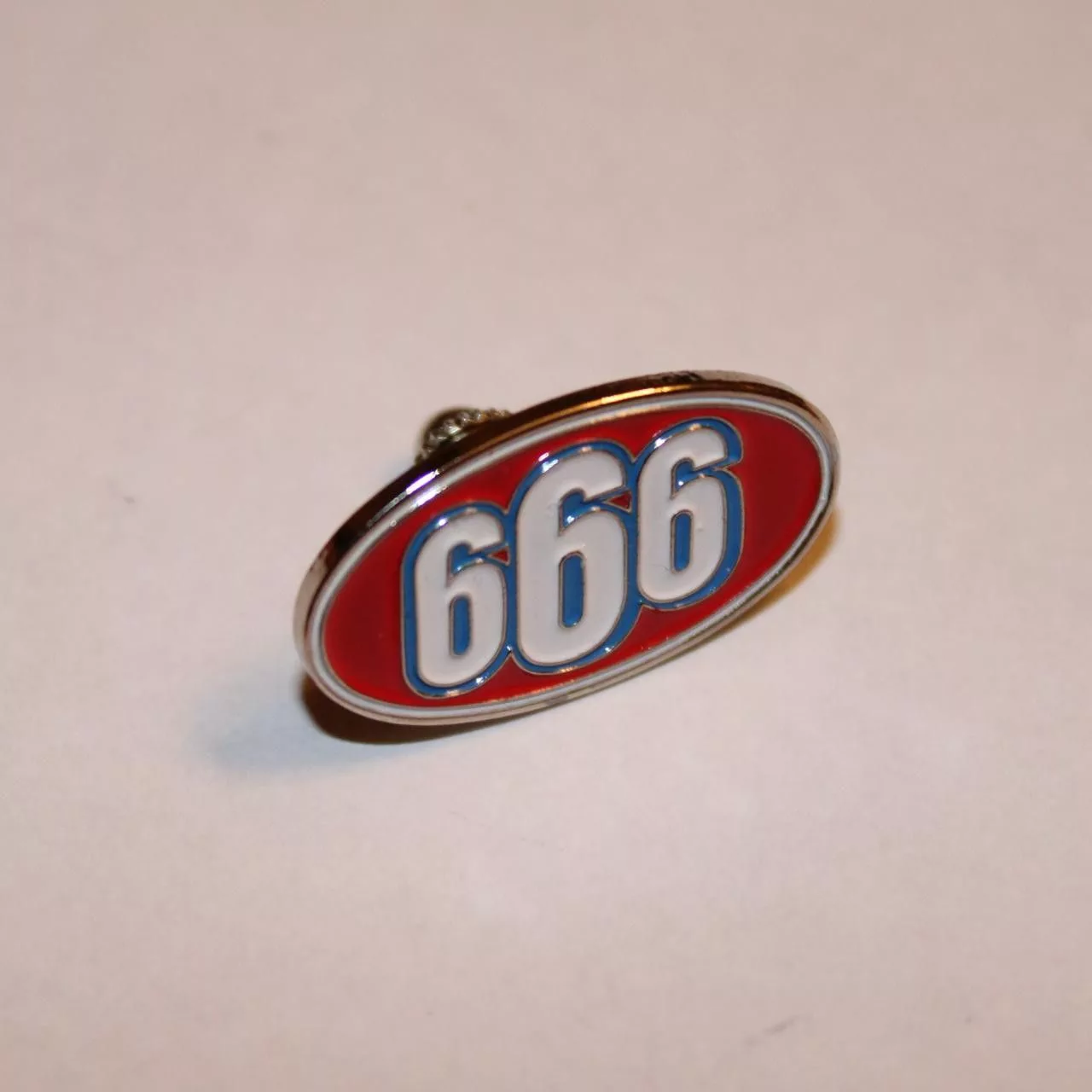 Supreme Supreme Supreme 666 Oval Pin Red