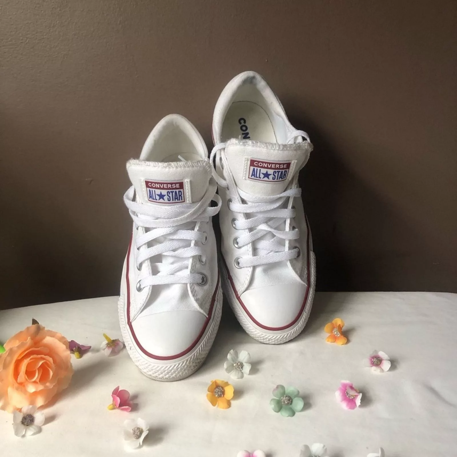 Converse Low Top Sneakers Converse shoes chucks white low top size 8