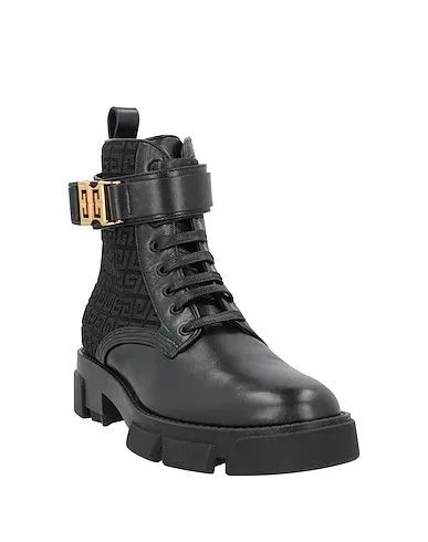 Givenchy Boots Givenchy o1srvl11e0624 Ankle Boots in Black