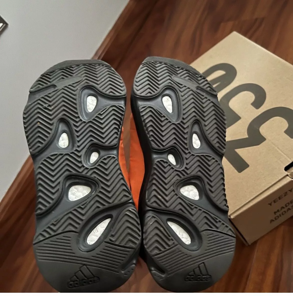 Yeezy Low Top Sneakers Yeezy 700 orange