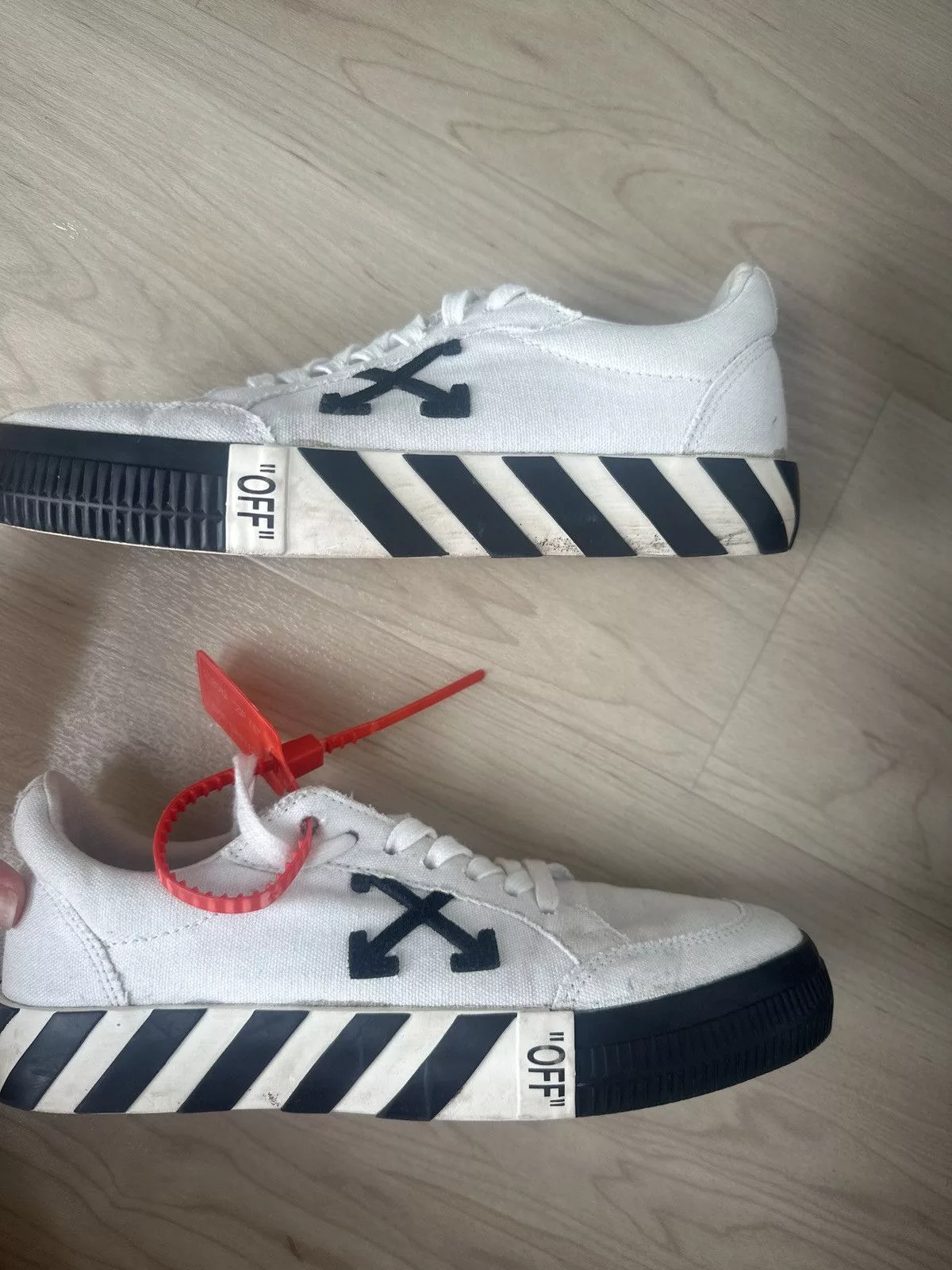 Off-White Low Top Sneakers Off-White Vulcanized Low-Top Sneakers