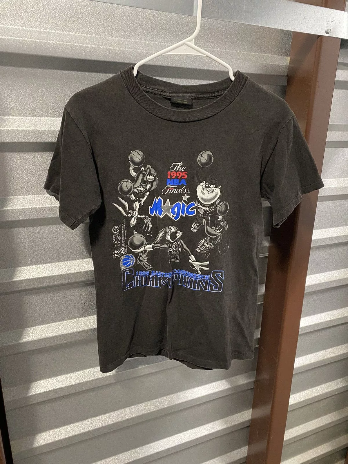 Changes Short Sleeve T Shirts Changes × NBA × Vintage 1995 Youth Orlando Magic Looney Tunes Shirt Black