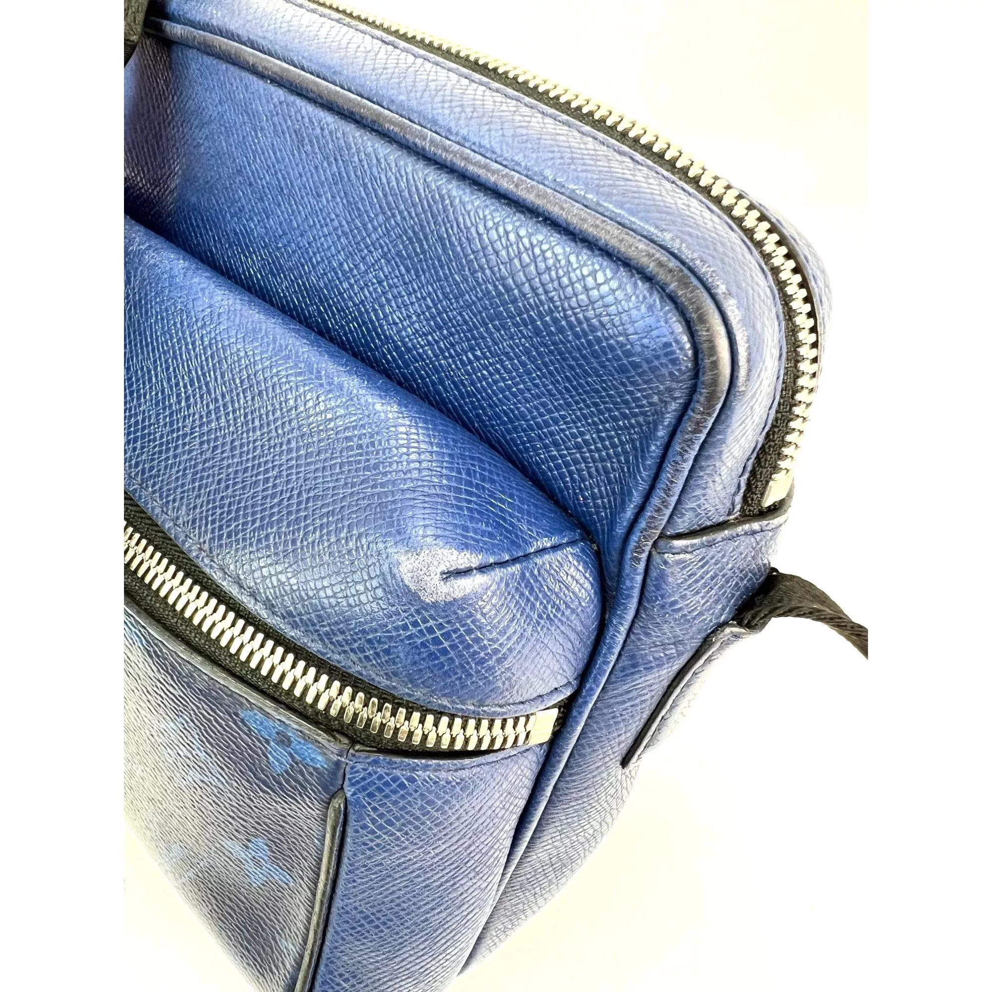 Louis Vuitton Messengers Satchels LOUIS VUITTON Taigarama Outdoor Blue Messenger Bag