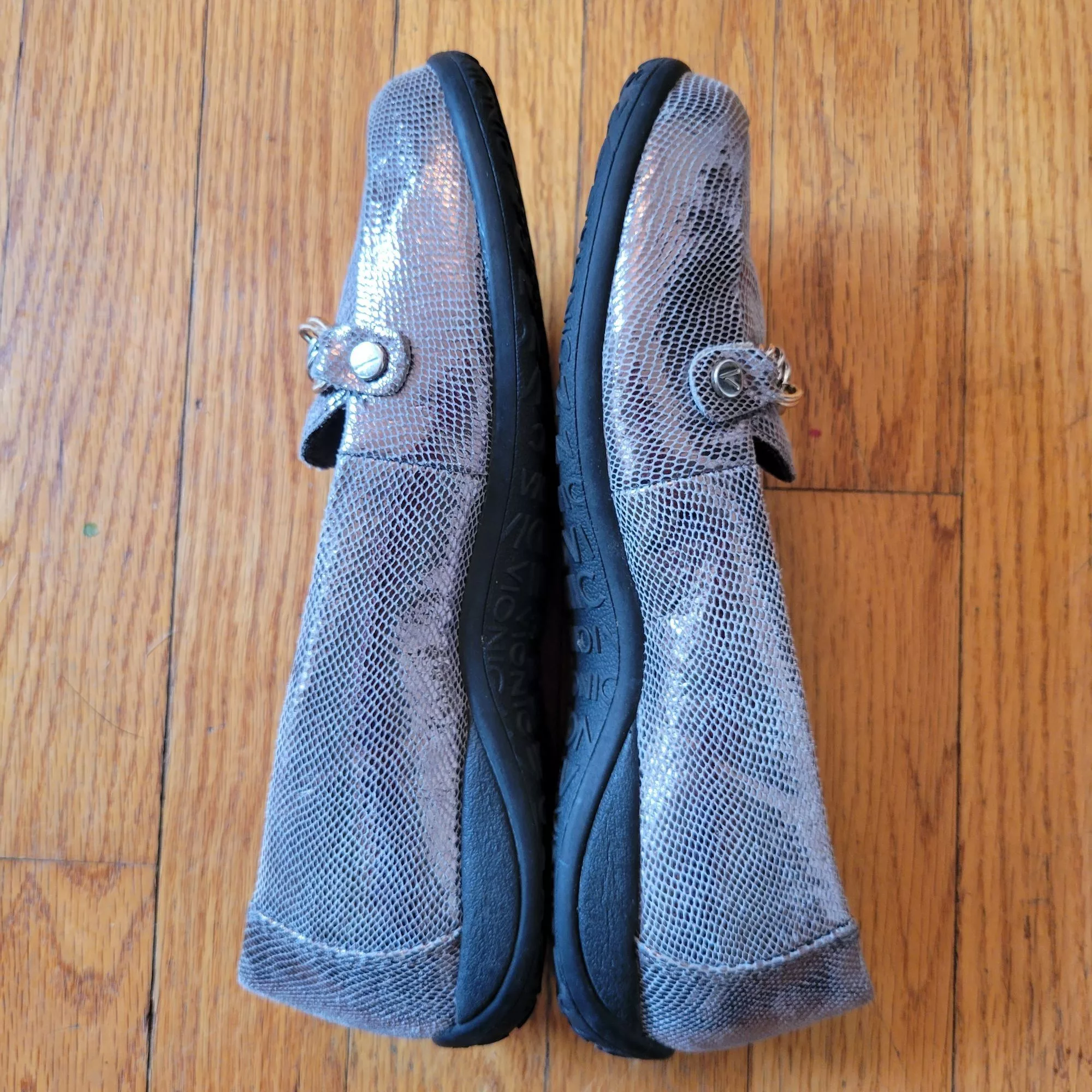 Vionic Flats Vionic Orthaheel Loafers 6.5 Gray Snake Print ALDA Pewter Me