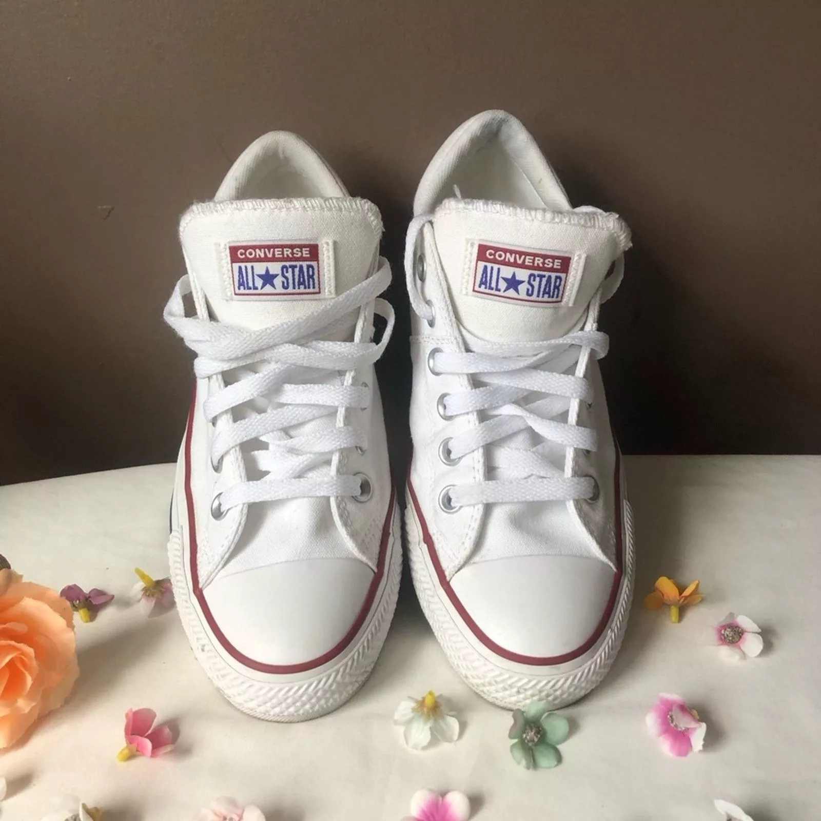 Converse Low Top Sneakers Converse shoes chucks white low top size 8