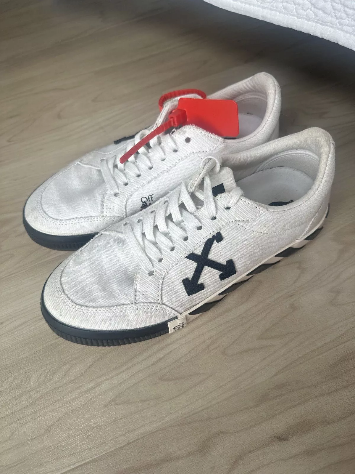 Off-White Low Top Sneakers Off-White Vulcanized Low-Top Sneakers