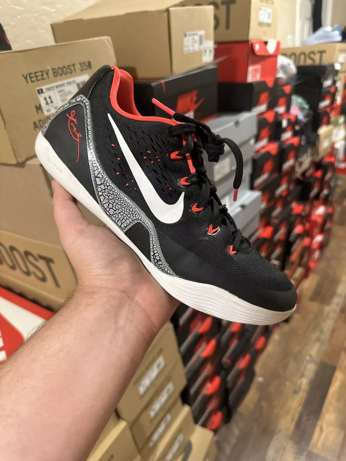 Nike Low Top Sneakers Nike Kobe lazer crimson Black