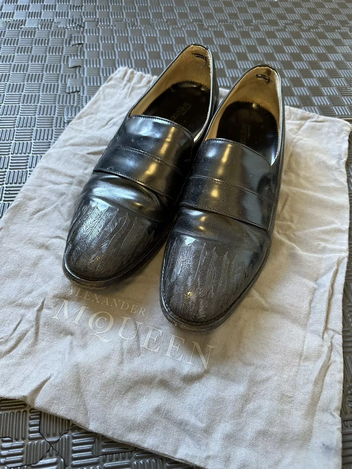 Alexander McQueen Formal Shoes Black feather etched Alexander McQueen loafers