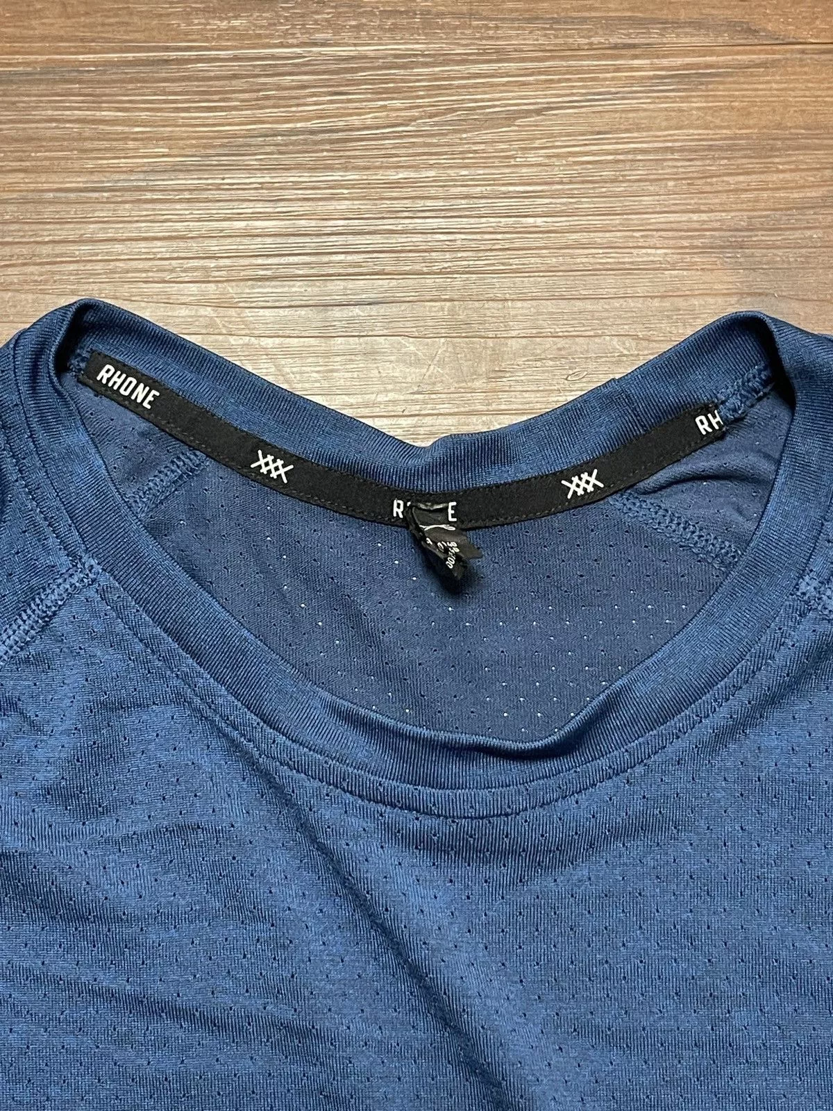 Rhone Short Sleeve T Shirts Rhone workout shirt size large Blue