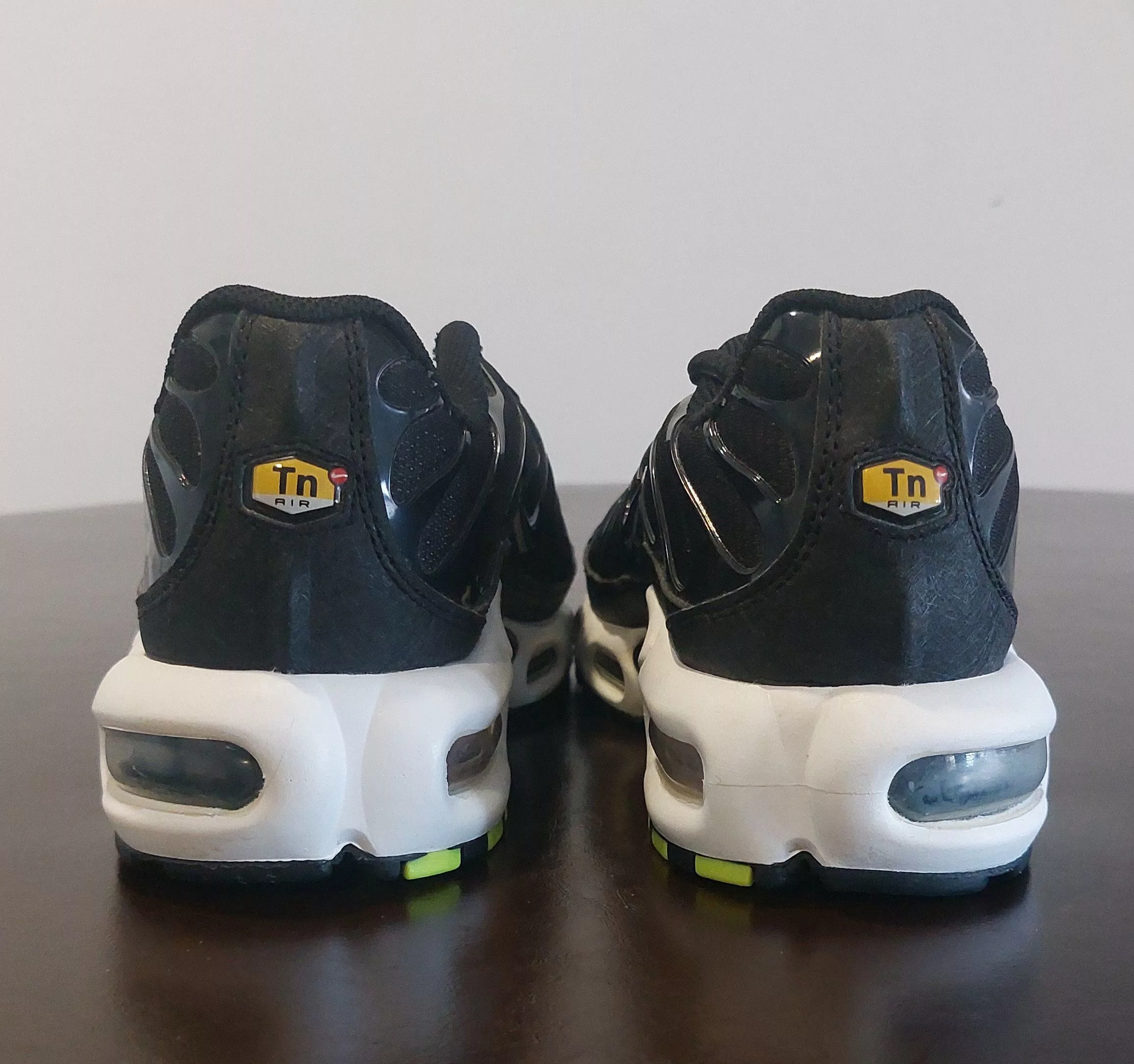 Nike Low Top Sneakers Nike Air Max Plus Black Volt Just Do It