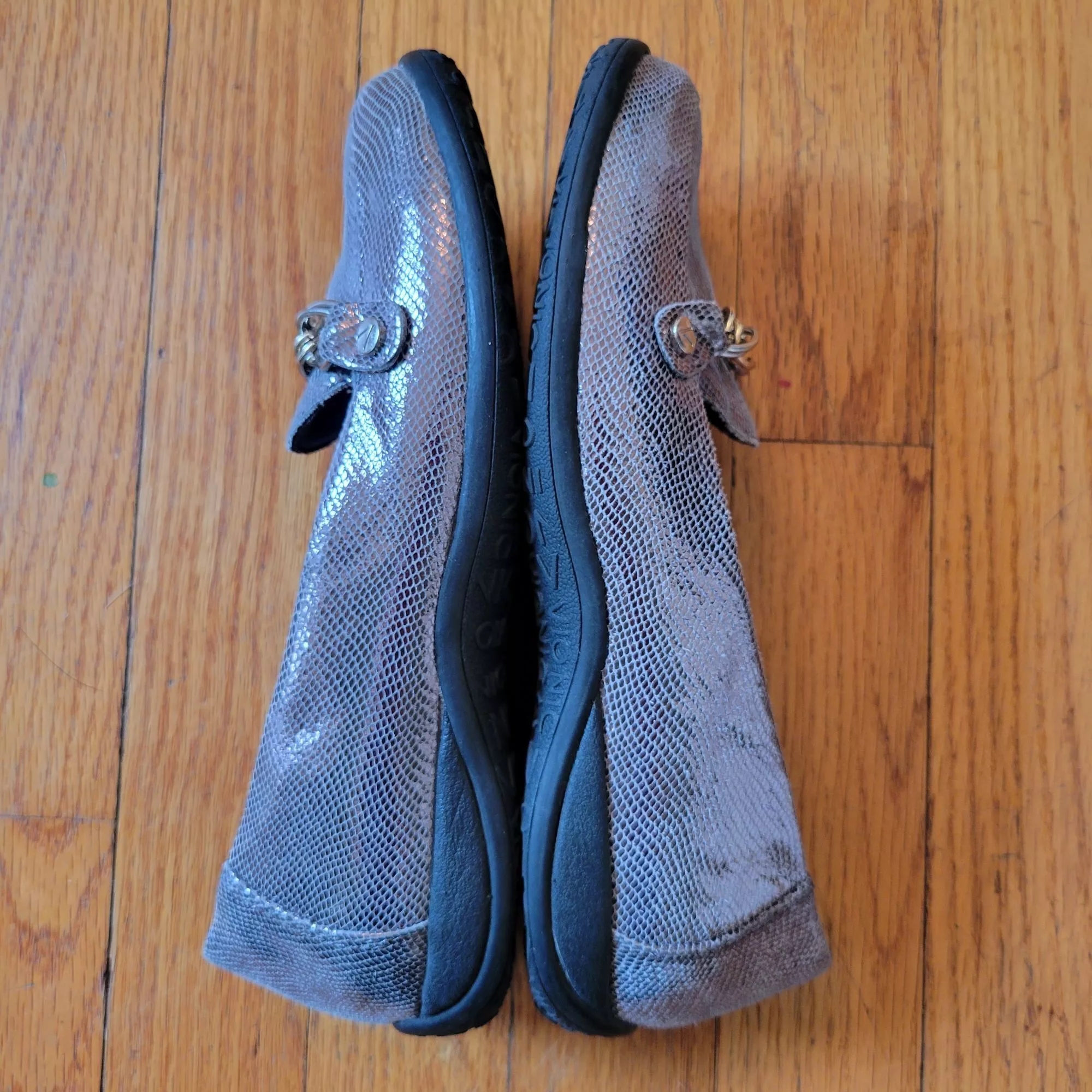 Vionic Flats Vionic Orthaheel Loafers 6.5 Gray Snake Print ALDA Pewter Me