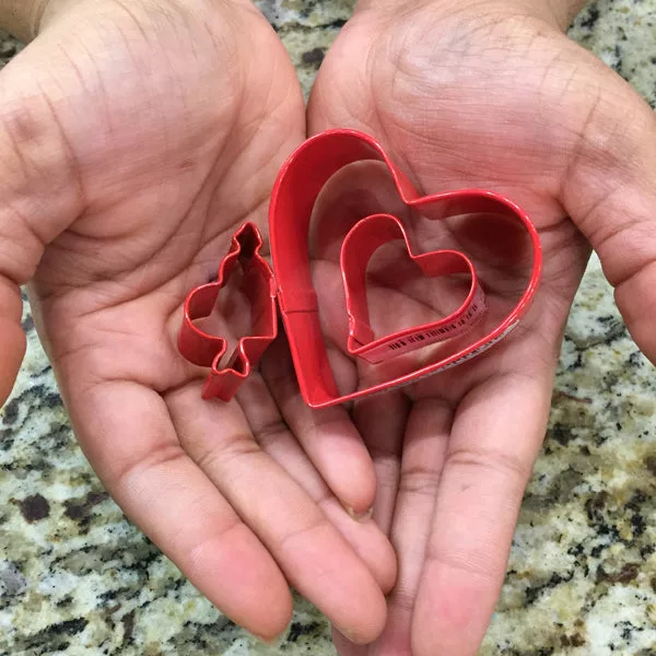 --MINI HEART & ARROW COOKIE CUTTER RED 1.75″