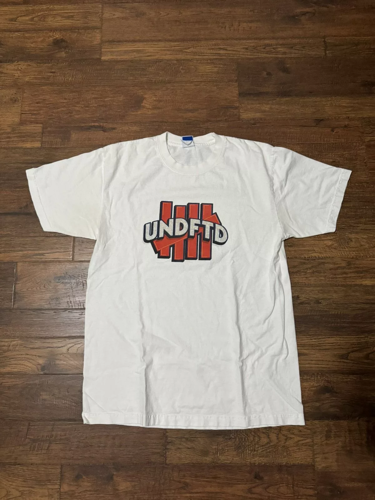 Undefeated Short Sleeve T Shirts UNDEFEATED RED CARTOON LOGO TEE White