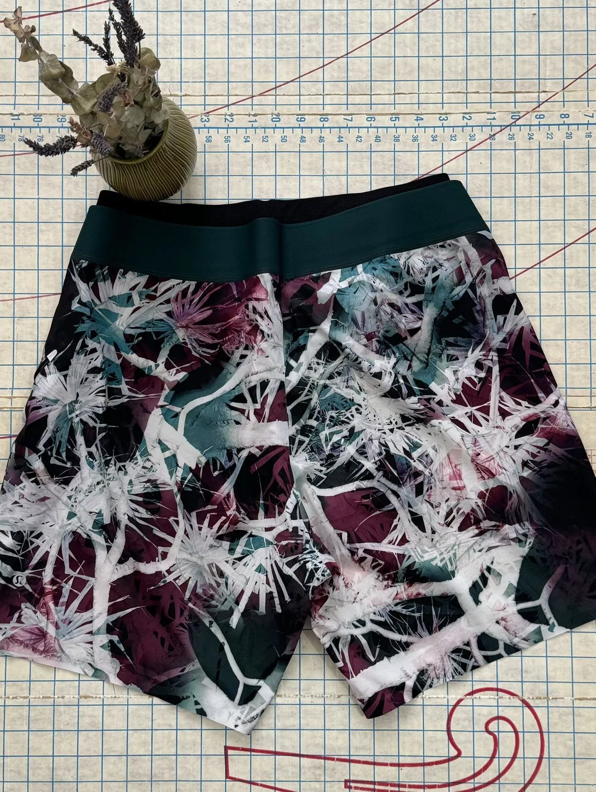 Lululemon Shorts Lululemon El Current Shorts 7” Lined Size 38 Palms Pattern Multi