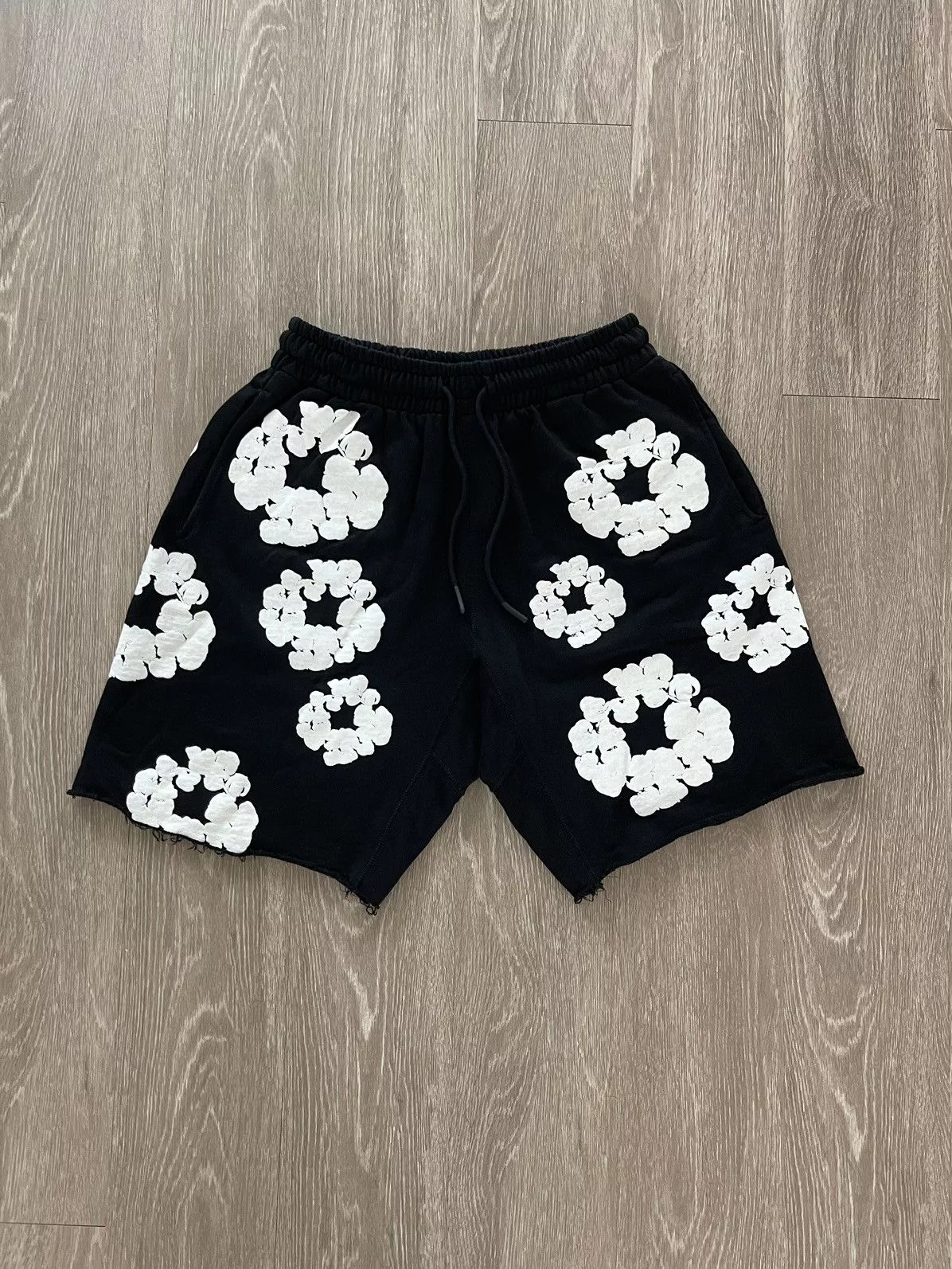 DENIM TEARS Shorts DENIM TEARS × READYMADE READYMADE DENIM TEARS SNOWFLAKE WREATH SWEATSHORTS Black
