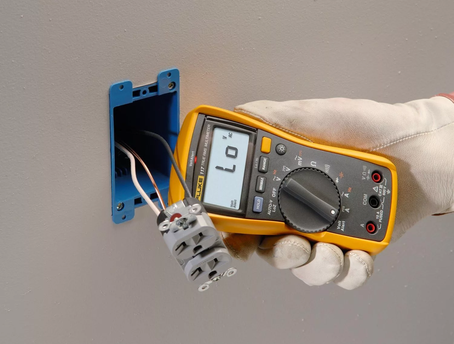 Fluke 117 Digital Multimeter, Non-Contact AC Voltage Detection, Measures Resistance/Continuity/Frequency/Capacitance/Min Max Average, Automatic AC/DC Selection, Low Impedance Mode