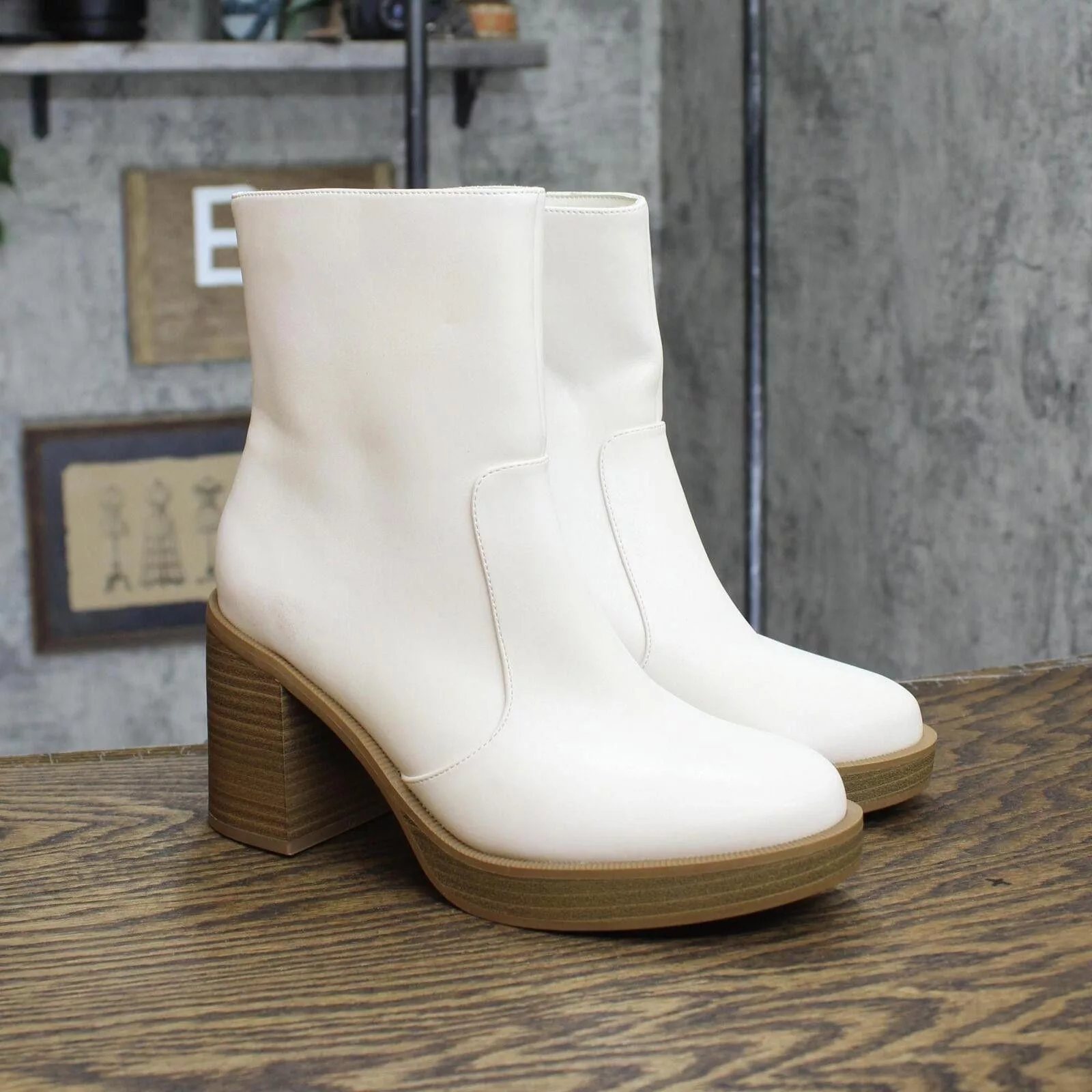 Designer Boots Designer Universal Thread with Memory Foam Insole Off White 7.5M