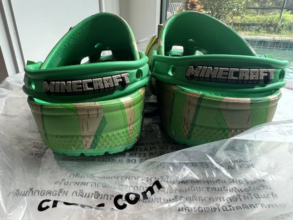 Crocs Slip Ons Crocs Minecraft Grass Green size 6