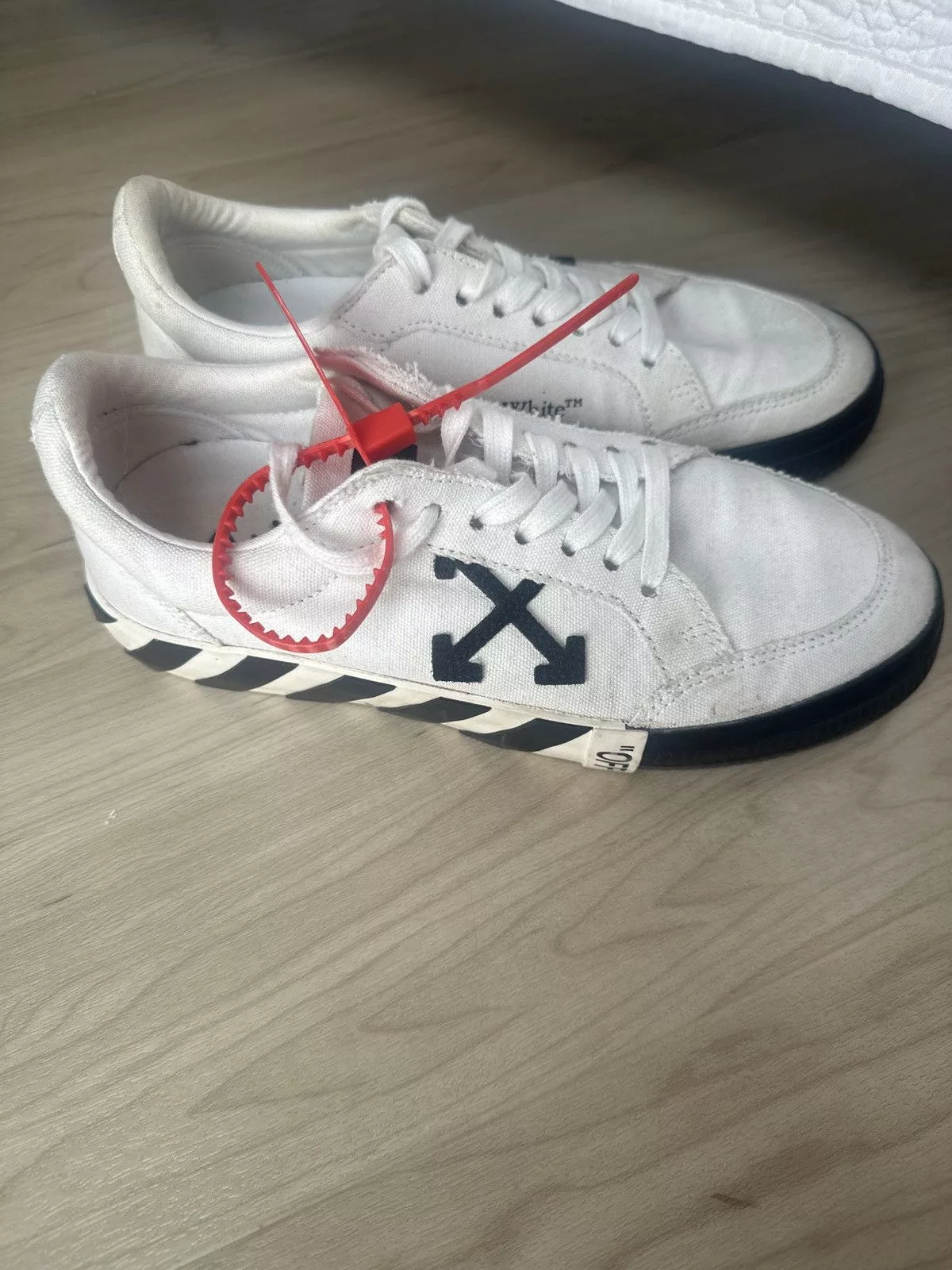 Off-White Low Top Sneakers Off-White Vulcanized Low-Top Sneakers