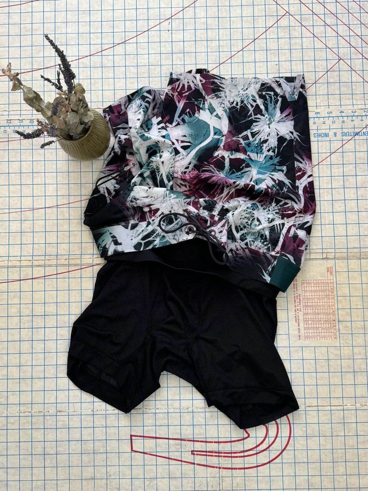 Lululemon Shorts Lululemon El Current Shorts 7” Lined Size 38 Palms Pattern Multi