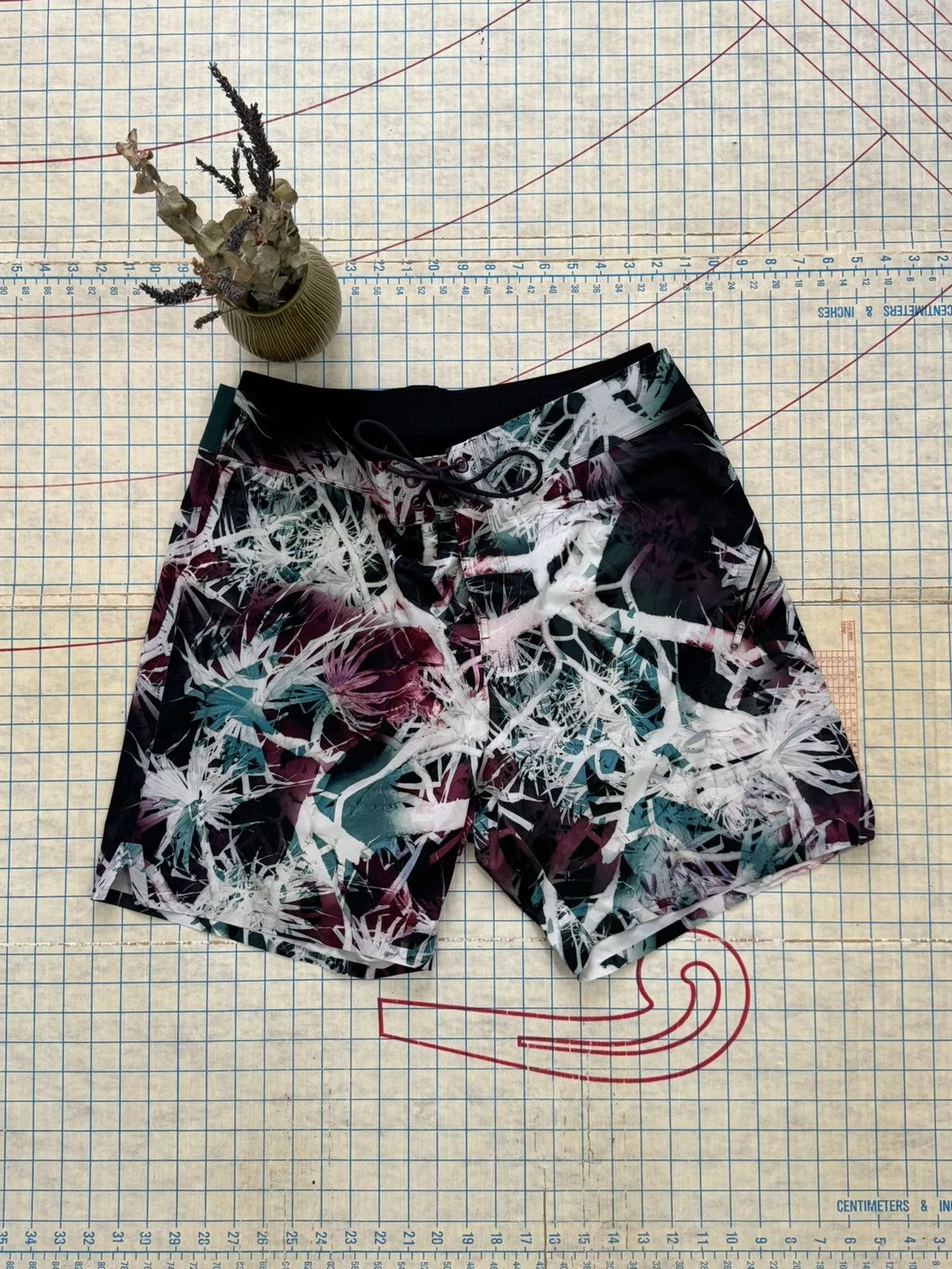 Lululemon Shorts Lululemon El Current Shorts 7” Lined Size 38 Palms Pattern Multi
